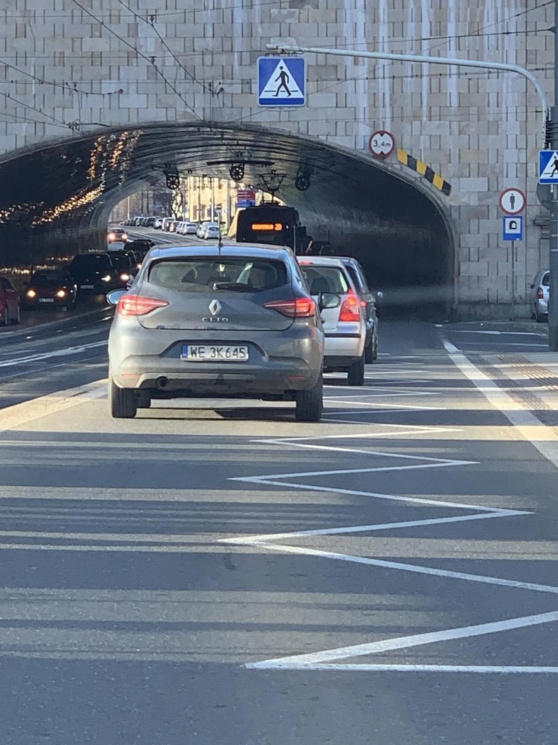 Wyprzedzanie na ciągłej po to, by za wyprzedzanym autem gwałtownie zahamować.. jaja pełne to rozumu brak