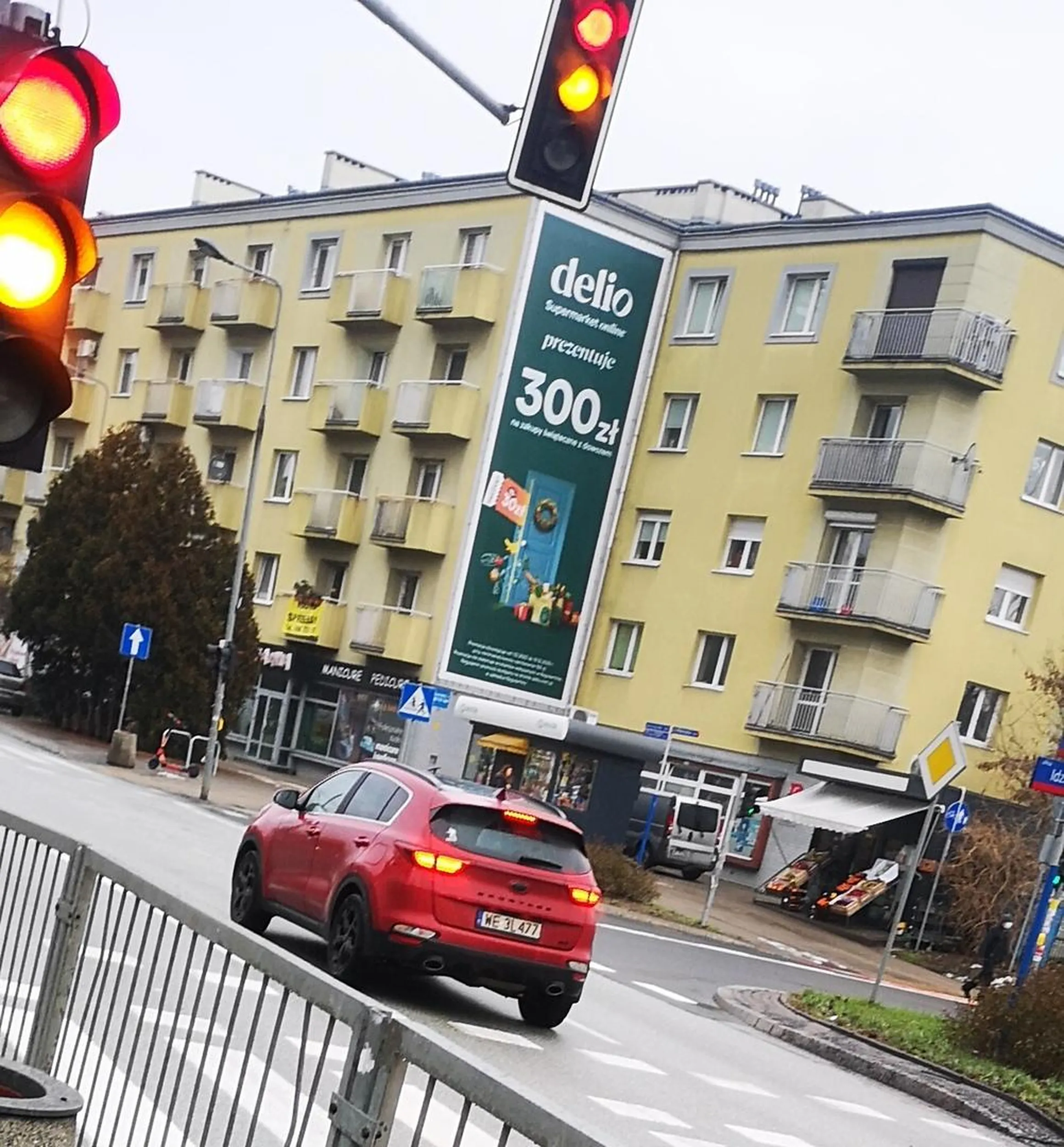 Stara baba przejeżdża na czerwonym, gfy ludzie przechodzą przez pasy. Podgatunek