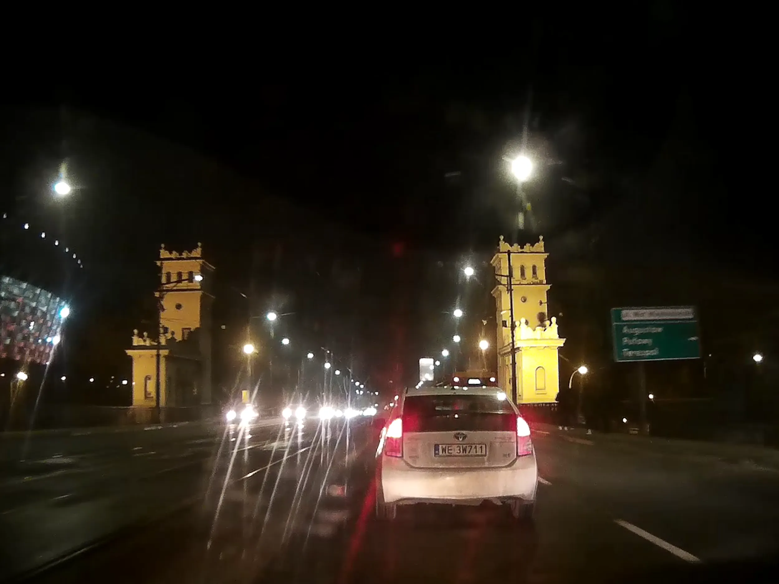 Baran wlecze się na moście Poniatowskiego lewym pasem tak, że autobus na prawym go wyprzedził, po czym tamuje ruch przebijając się do skrajnego prawego bo on na rondzie Waszyngtona skręca w prawo w Francuską...