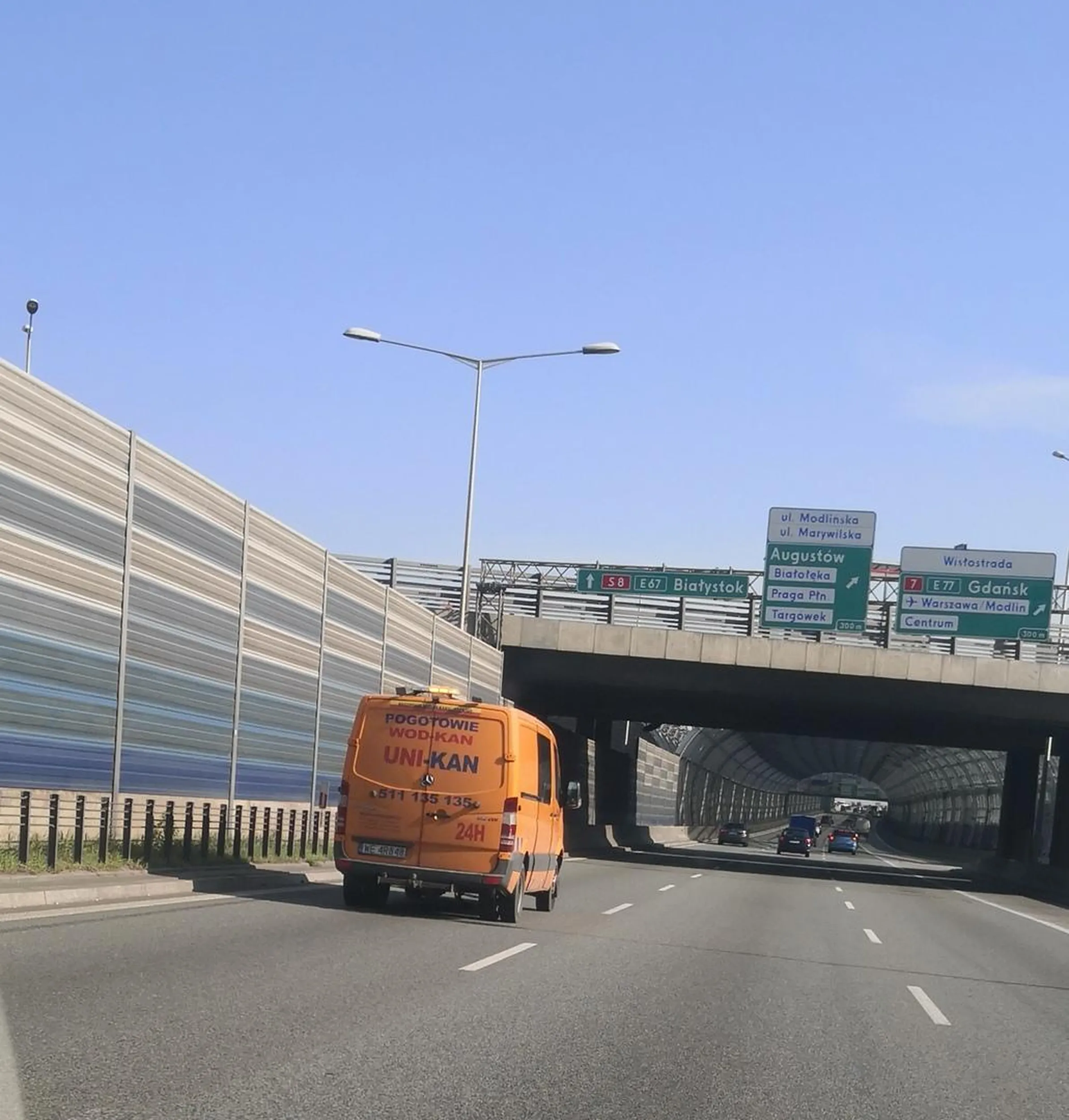 Kierowca na ul. Banacha w Warszawie 25.09 przy zapalonym już czerwonym jadąc za mną wyprzedził mnie i wjechal na przejście i skrzyżowanie z impetem na czerwonym świetle. Nastepnie jezdzil slalomem bez kierunków z bardzo duża prędkością z walczonymi pomarańczowymi sygnalizatorami,natomiast po wjechaniu na obwodnicę wlukł się lewym pasem 70km/h.. Brak słów na tego imbecyla. Rece opadaja na ludzka bezmyślność, może to efekt wdychania odoru z kanalizacji.