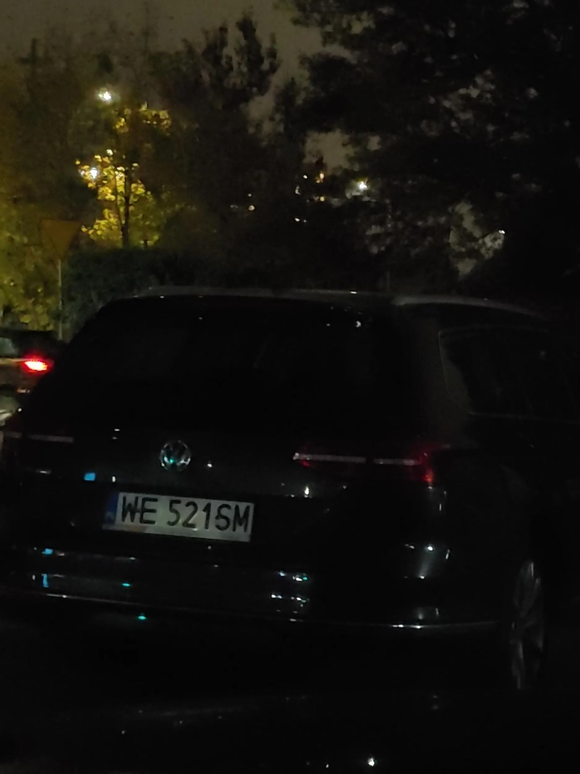 Właścicielka vv passata jest typem zastawiacza na tzw przysłowiowy moment. Parkuje w poprzek parkingu i znika na godzinke zastawuajac innych użytkowników parkingu