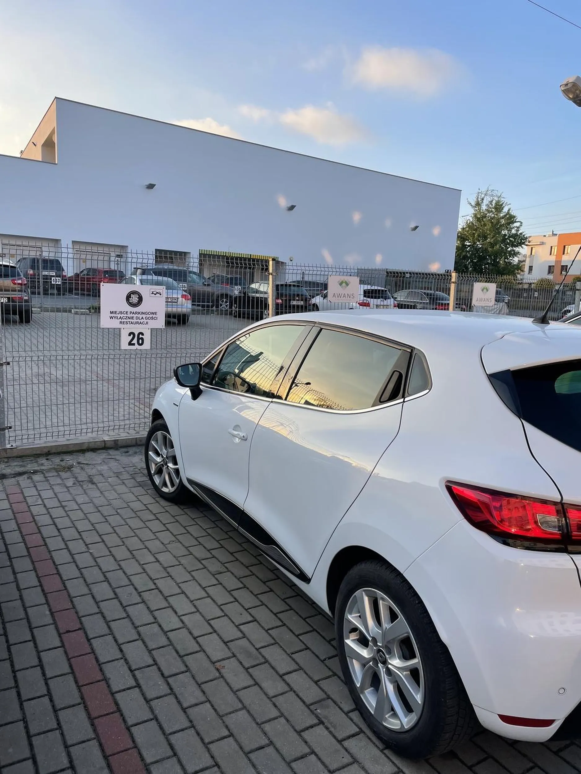 Wredna baba parkuje na miejscach prywatnych i robi jeszcze awanturę że nie odjedzie