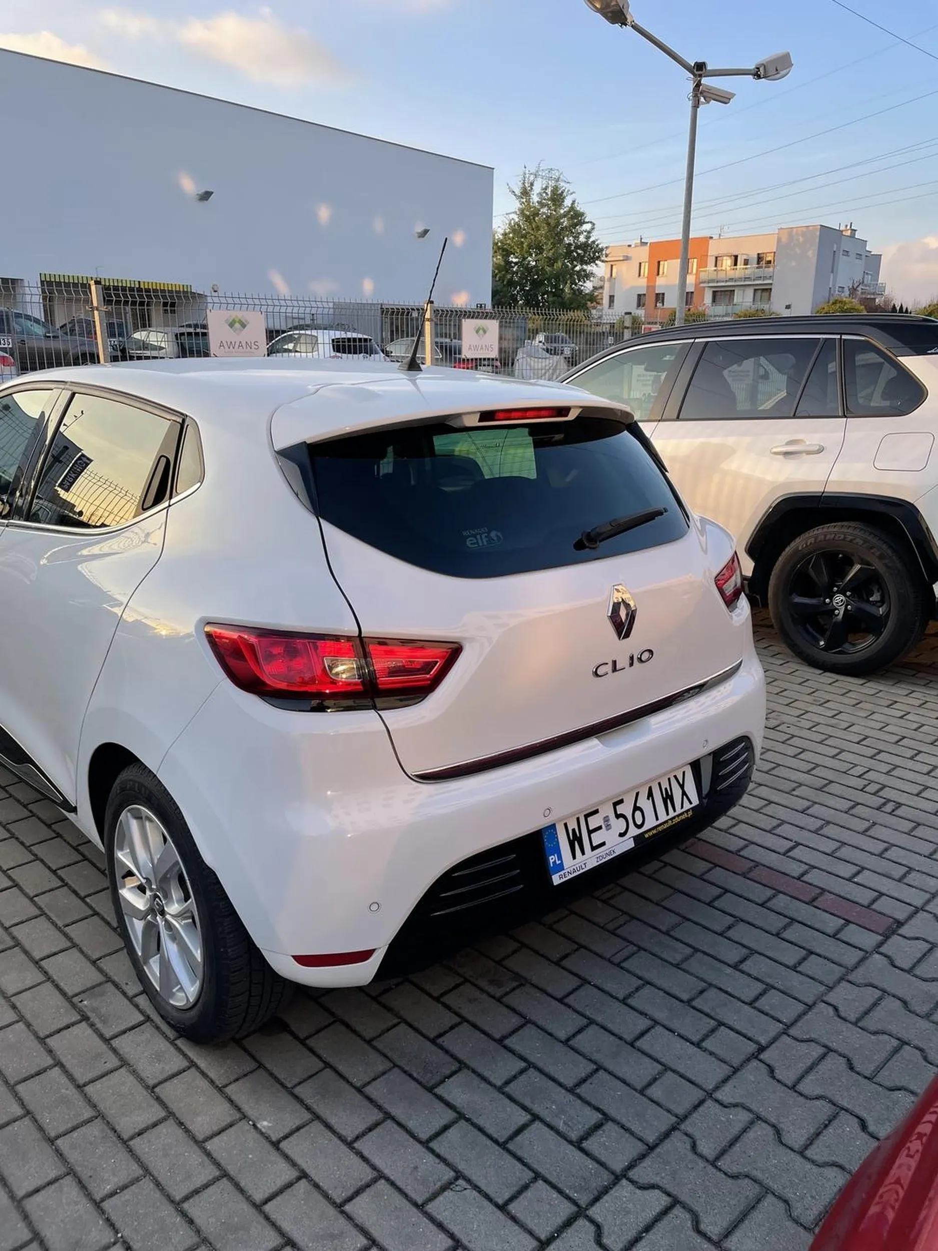 Wredna baba parkuje na miejscach prywatnych i robi jeszcze awanturę że nie odjedzie