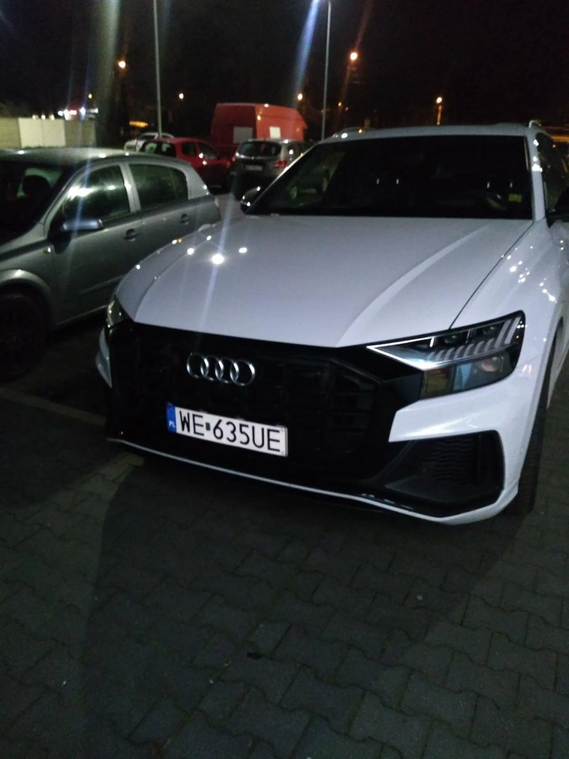 Dziadek najpierw zajeżdża drogę wjeżdżając na rondo - tak bardzo śpieszy się do Biedronki. Następnie na parkingu nie umie trafić w miejsce i parkuje połową auta na chodniku. Tacy ludzie nie powinni prowadzić samochodów.