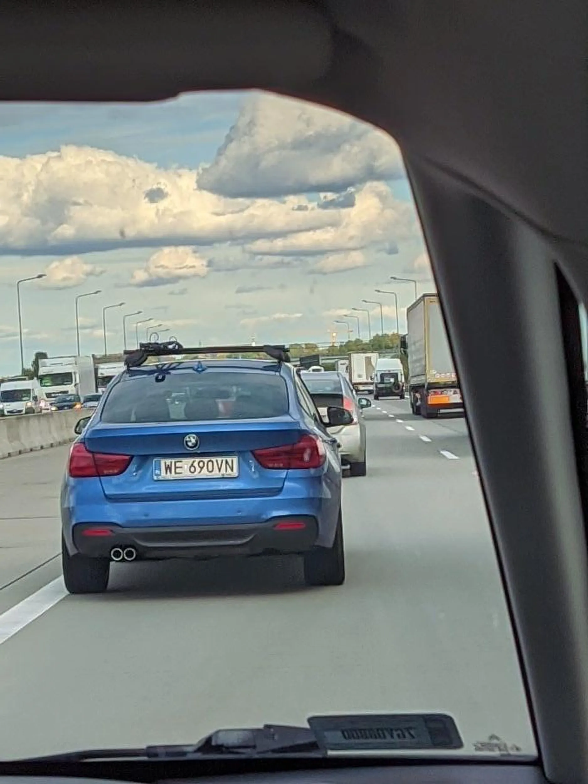 Hamuje do zera na autostradzie A2, najwyraźniej nie patrzy na drogę i to w korku. Prawie skończyło się kolizją.