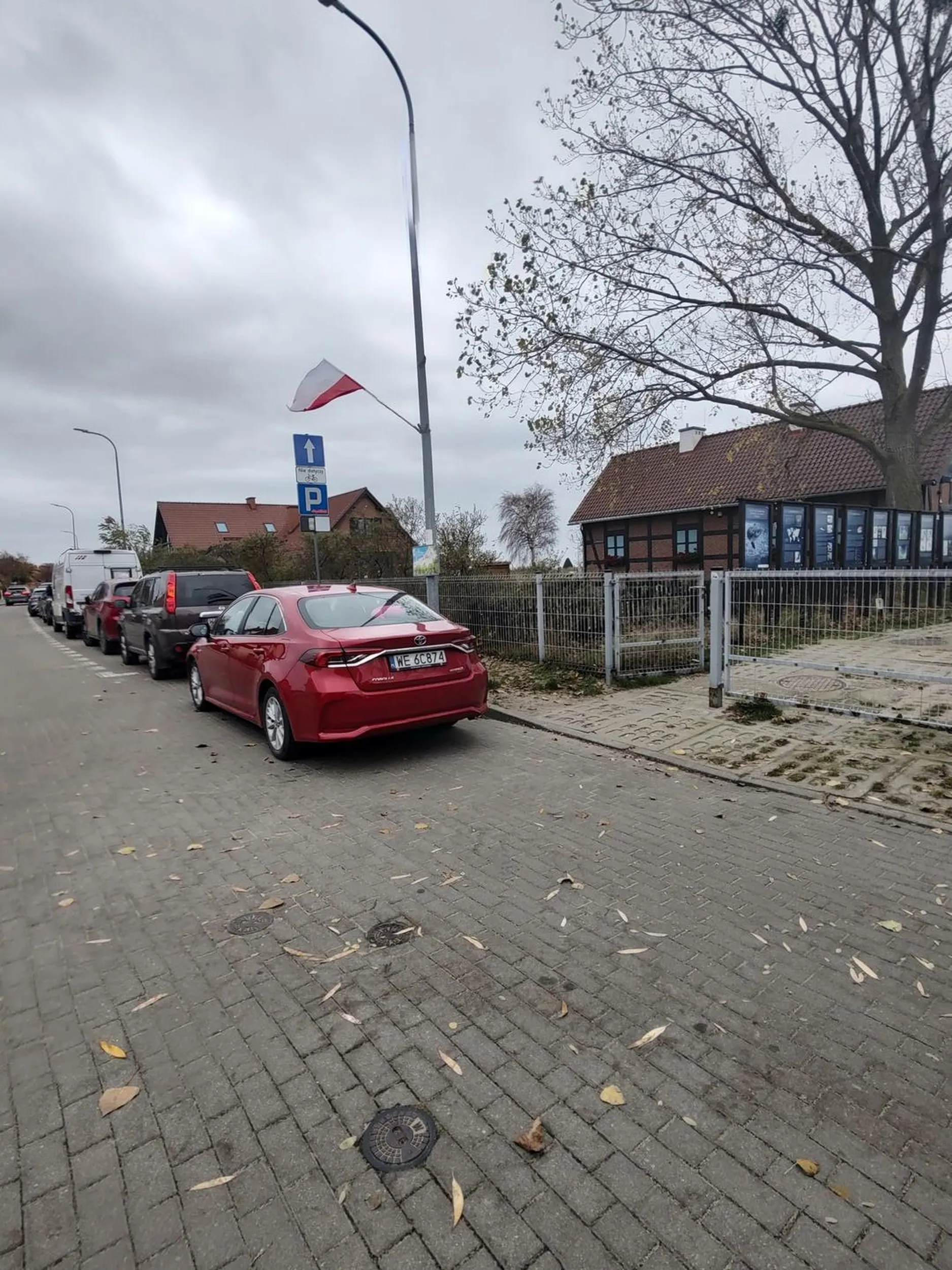 Chłop/baba parkuje poza wyznaczona linia, zastawia skręt i samochody muszą się przeciskać bo księciu z Warszawy postanowił zastawić w połowie drogę.