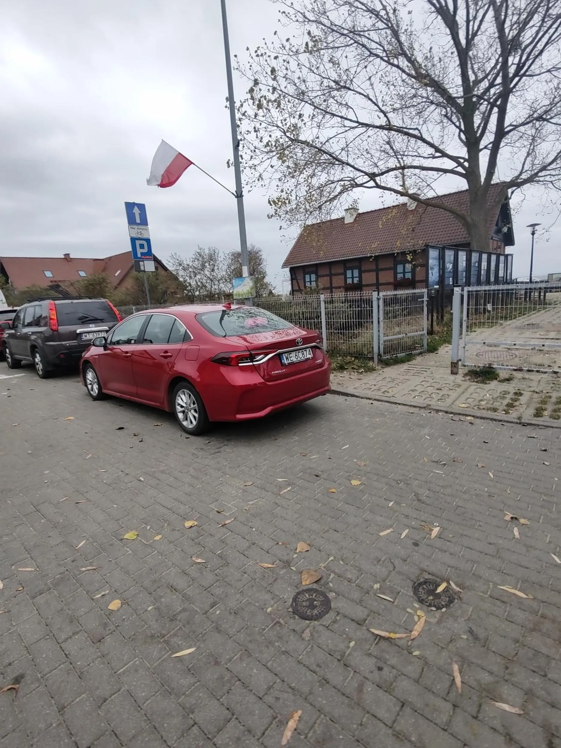 Chłop/baba parkuje poza wyznaczona linia, zastawia skręt i samochody muszą się przeciskać bo księciu z Warszawy postanowił zastawić w połowie drogę.