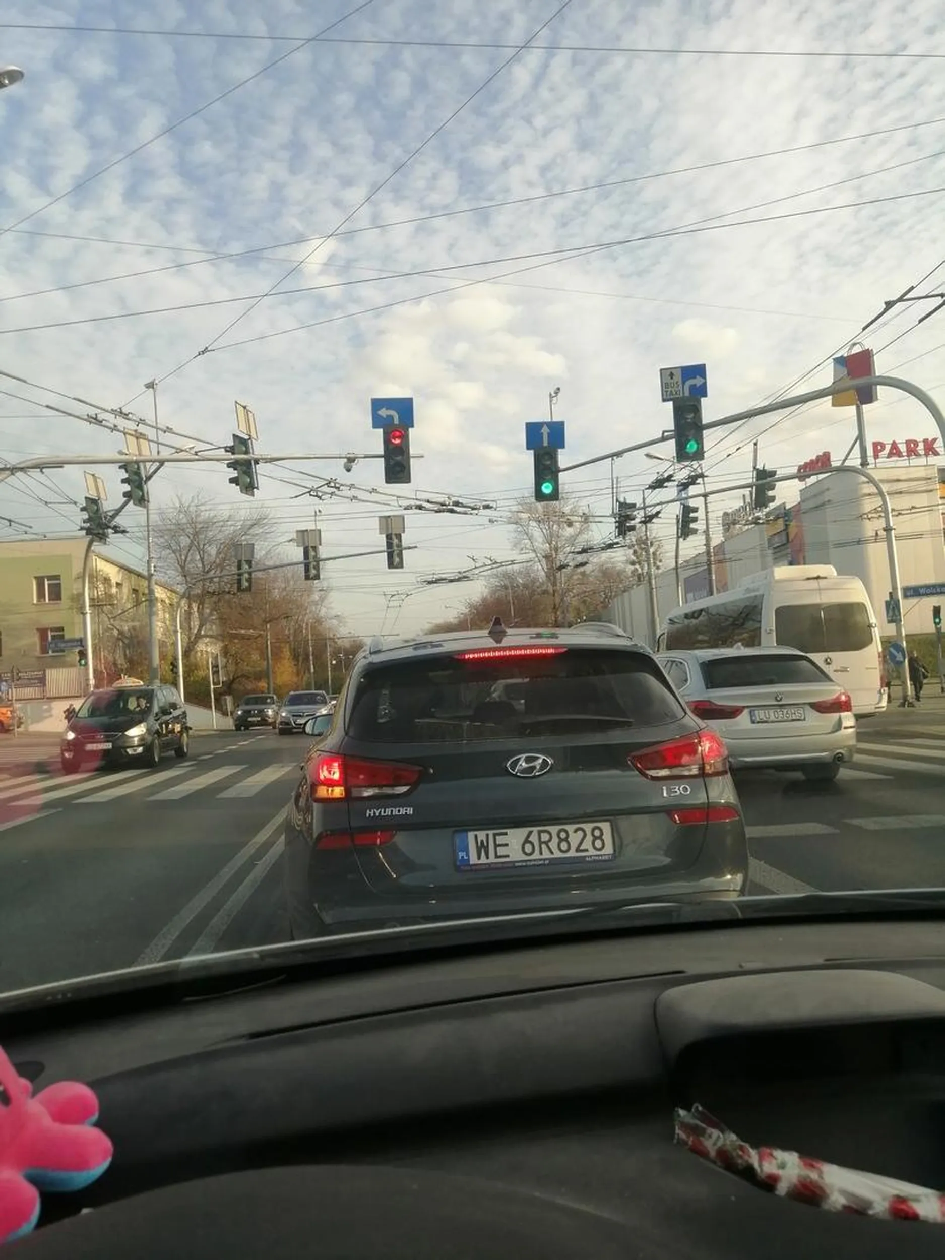 Bałwan nie potrafiący jeździć. A potem jeszcze awaryjne włącza i wysiada, żeby się kłócić.