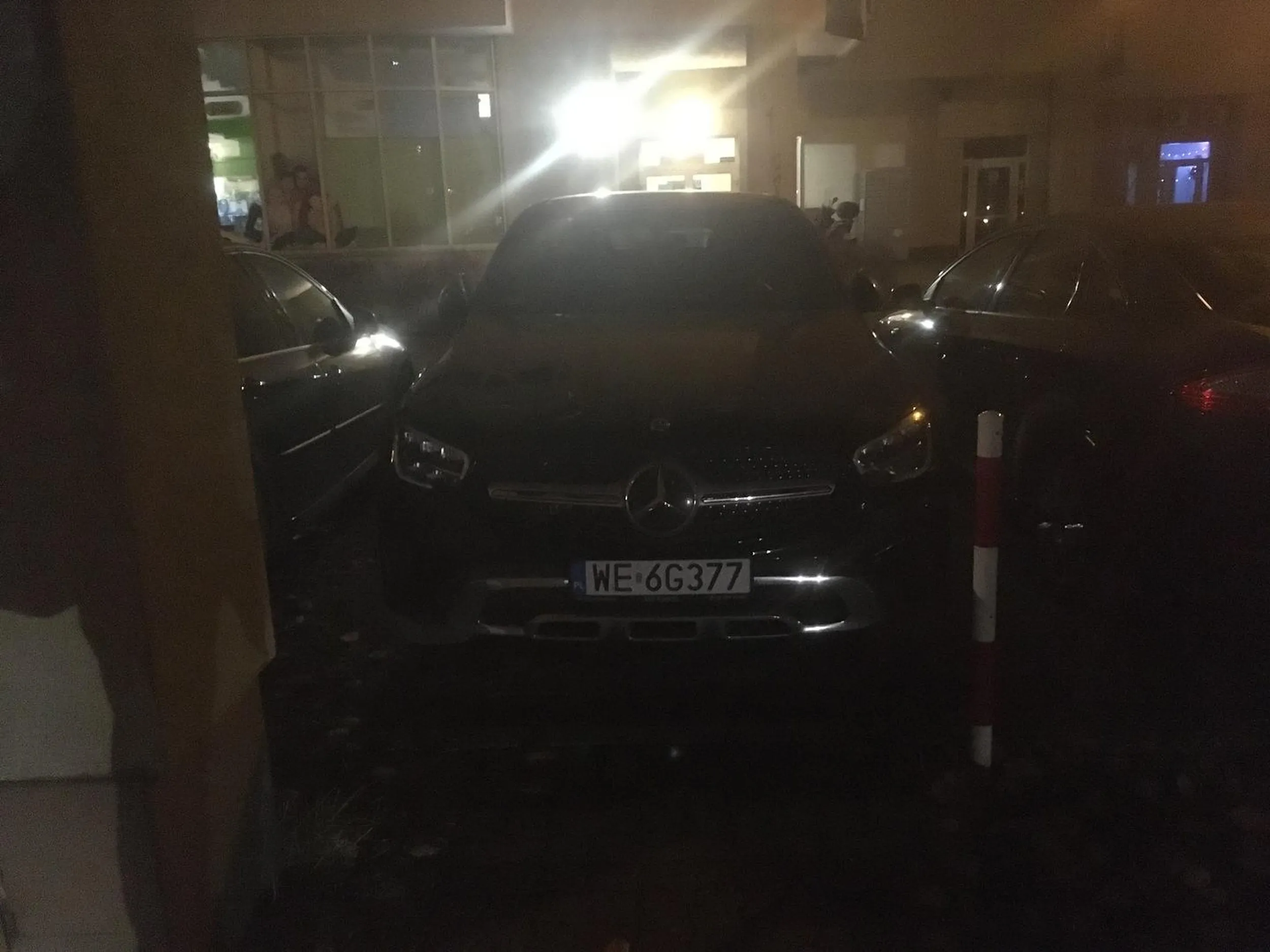 Bydlak postawil swoja landare na srodku przejscia.