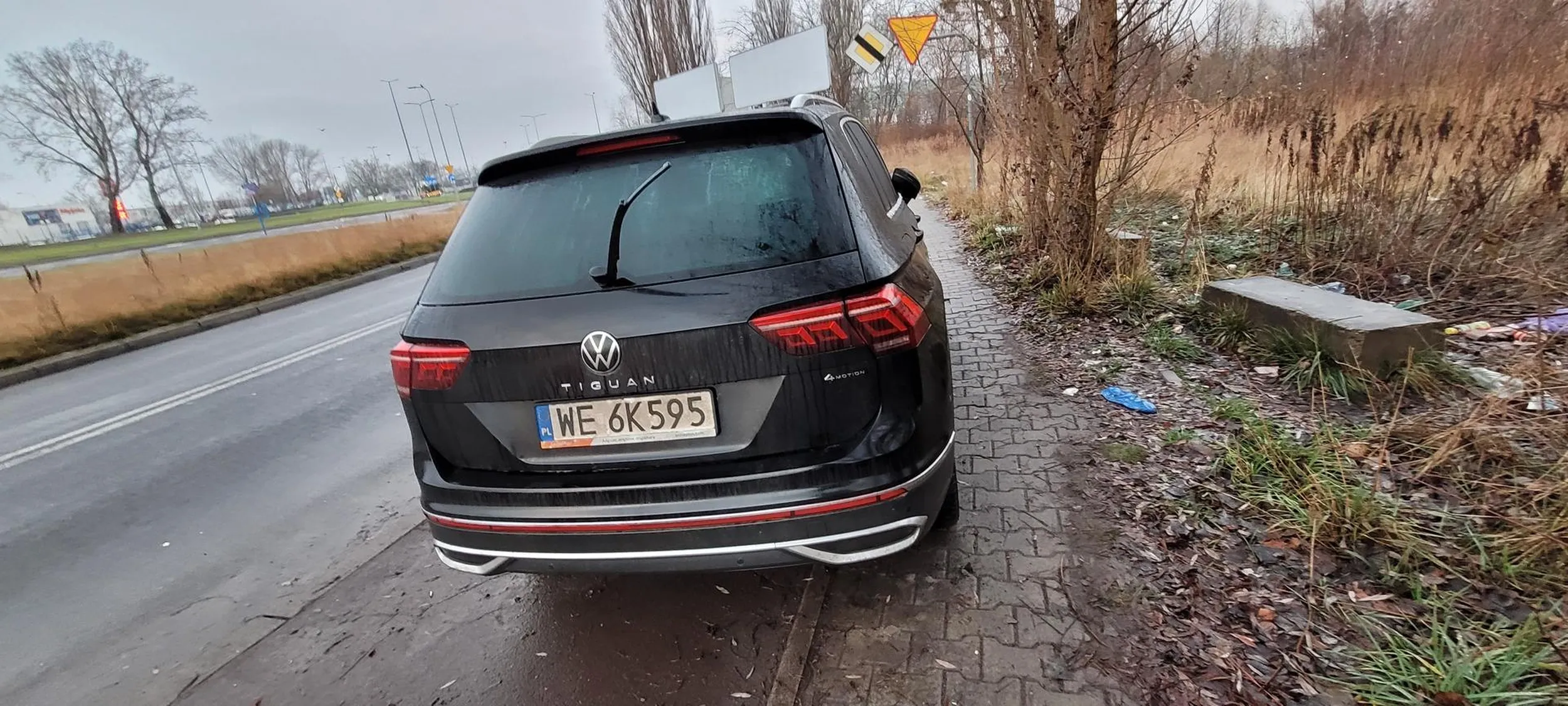 Parkowanie na ścieżce i chodniku. Fajnie, że myślisz o innych