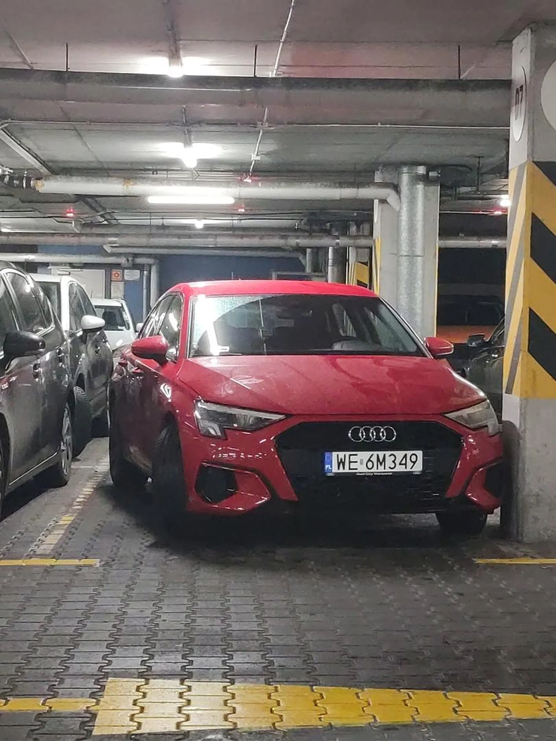 Nie wiem jak Ty sobie radzisz w życiu jak nie możesz chłopie zaparkować prosto tak małego auta i parkujesz na 5 razy.