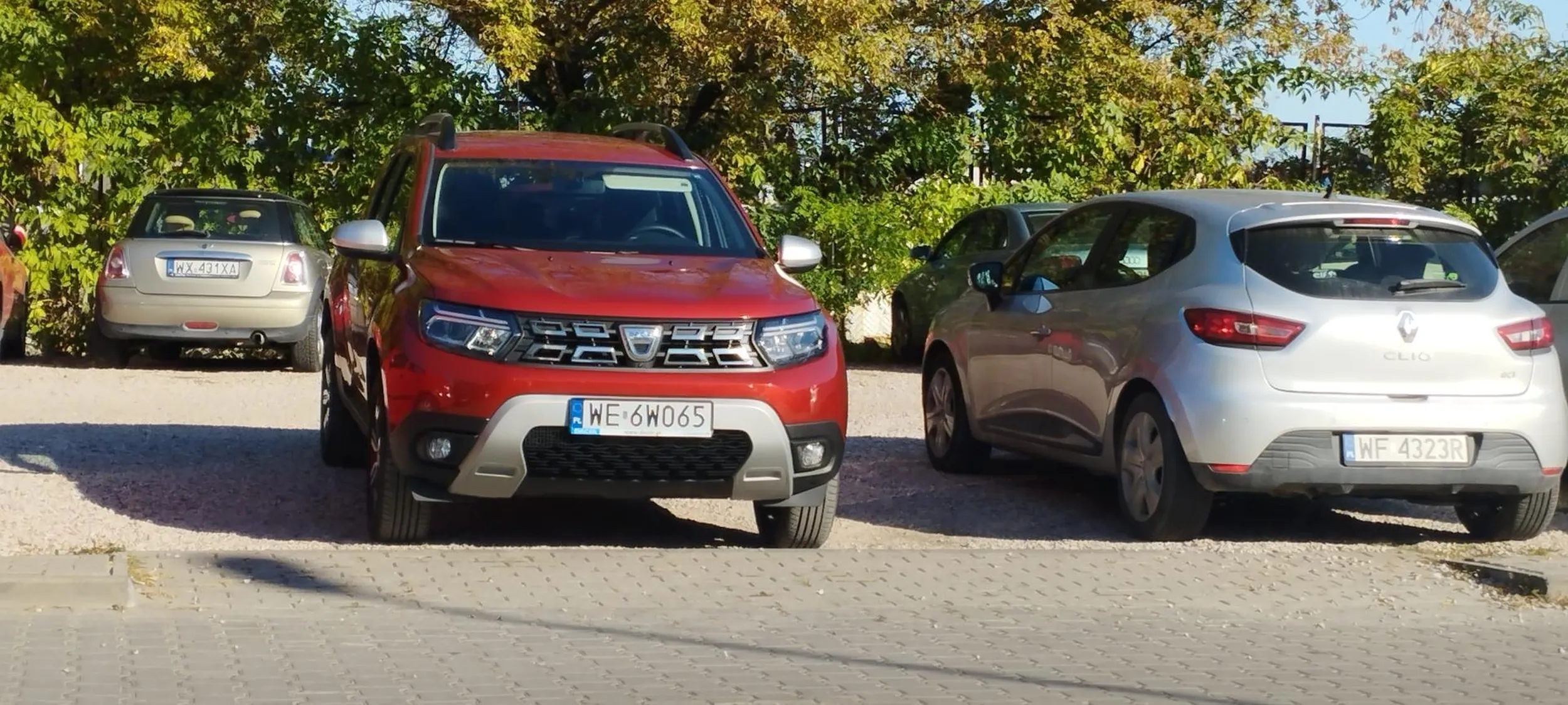 Kolejny kierowca, który za nic ma innych i myśli wyłącznie o sobie. Jeśli nie masz gdzie zaparkować pod swoją pracą to poszukaj miejsca kawałek dalej, a nie bezmyślnie parkujesz na  wjeździe na parking...