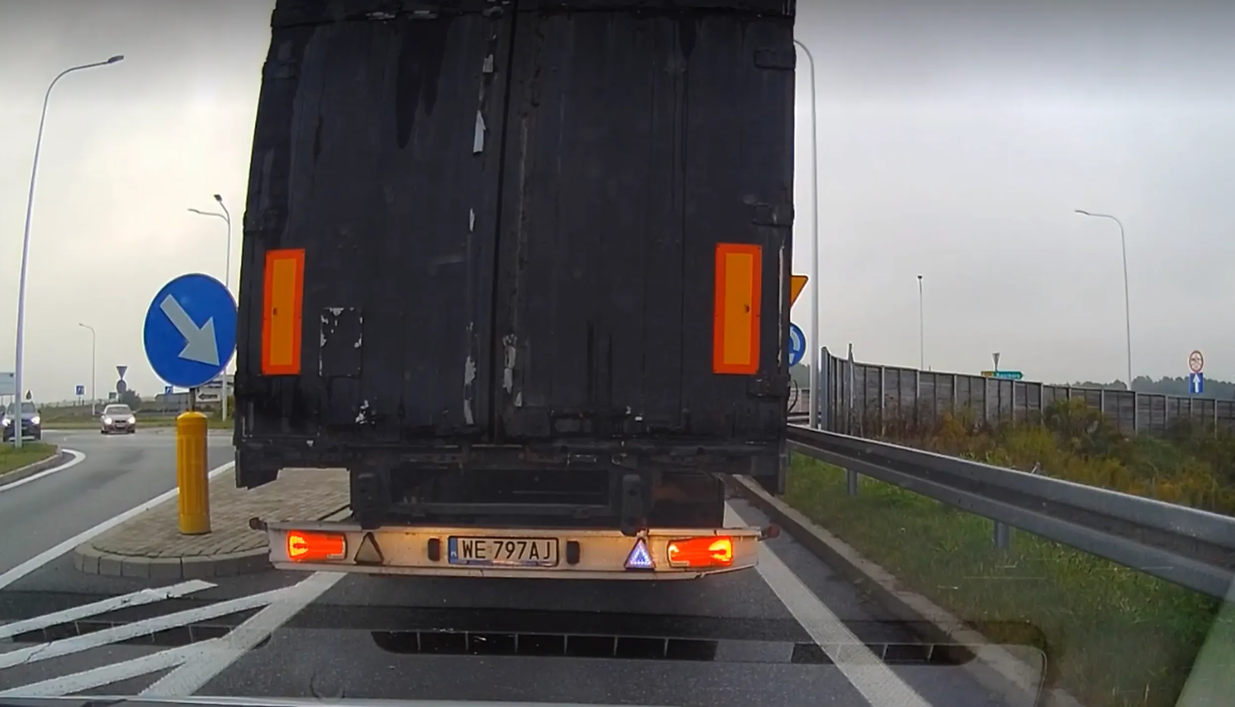 naczepa wysyła niebiesko-czerwone sygnały migające możliwe że jest to nieoznakowany radiowóz-ciężarówka ale czekam na odpowiedź inspekcji transportu w tej sprawie