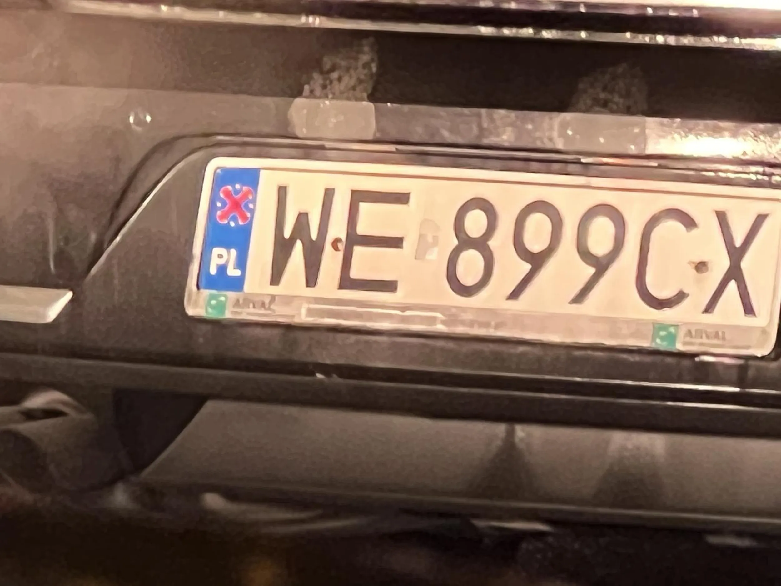 Trzeba mieć naprawdę nieźle nasrane żeby mieć niemiecki samochód i przekreśloną flagę UE. Kup coś zza wschodniej granicy ignorancie.