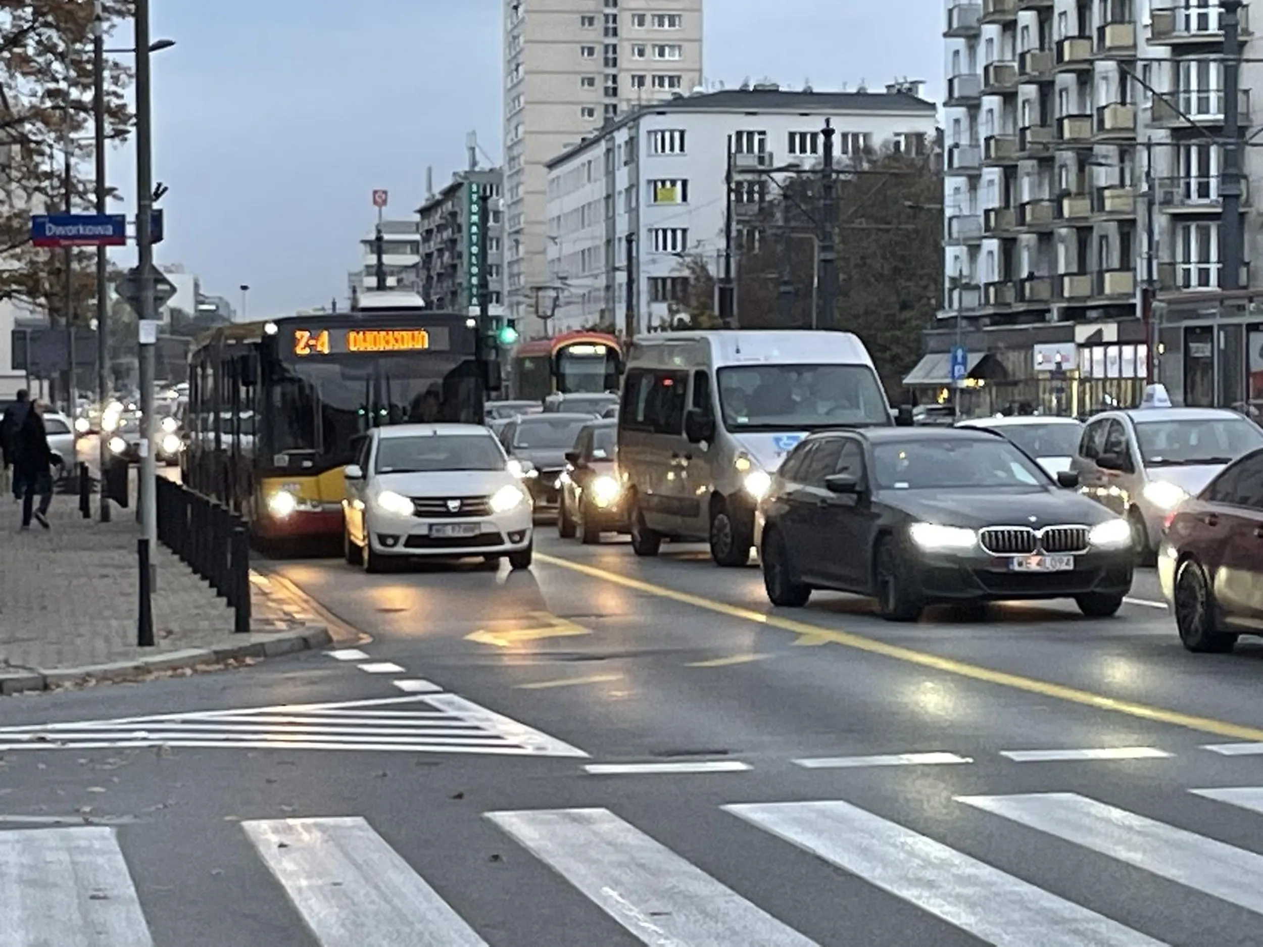 Blokuje skrzyżowanie i przejazd autobusu. Bardzo słaby kierowca