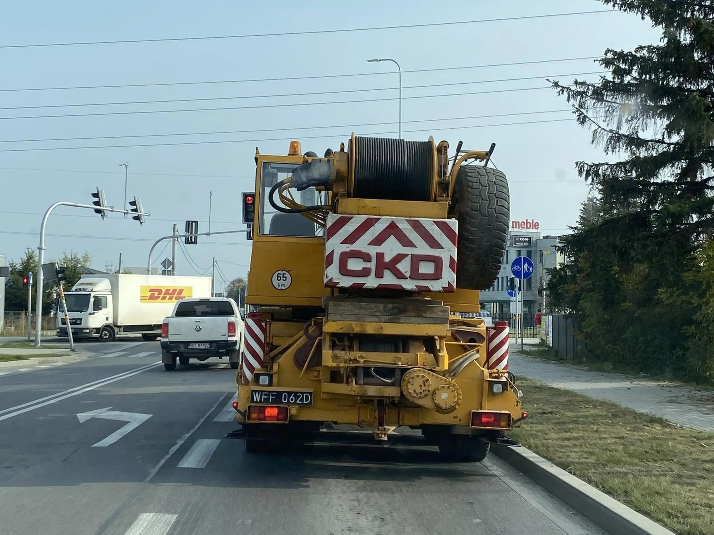 Zabytkowy dymiacy jak lokomotywa powinien na zlom albo do muzeum trafic a nie na drogi.
