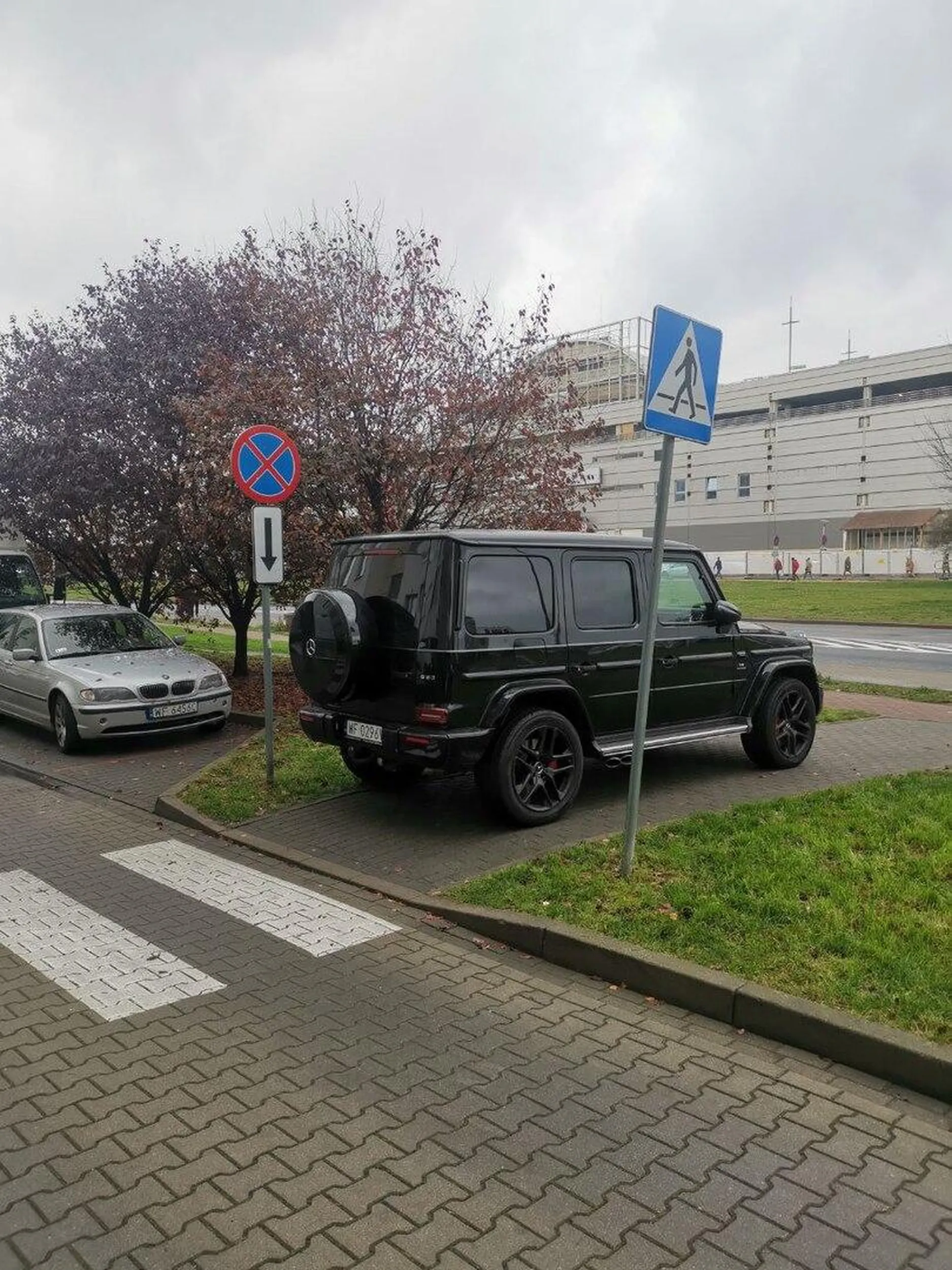 No na jezdni nie zaparkował zgodnie ze znakiem...