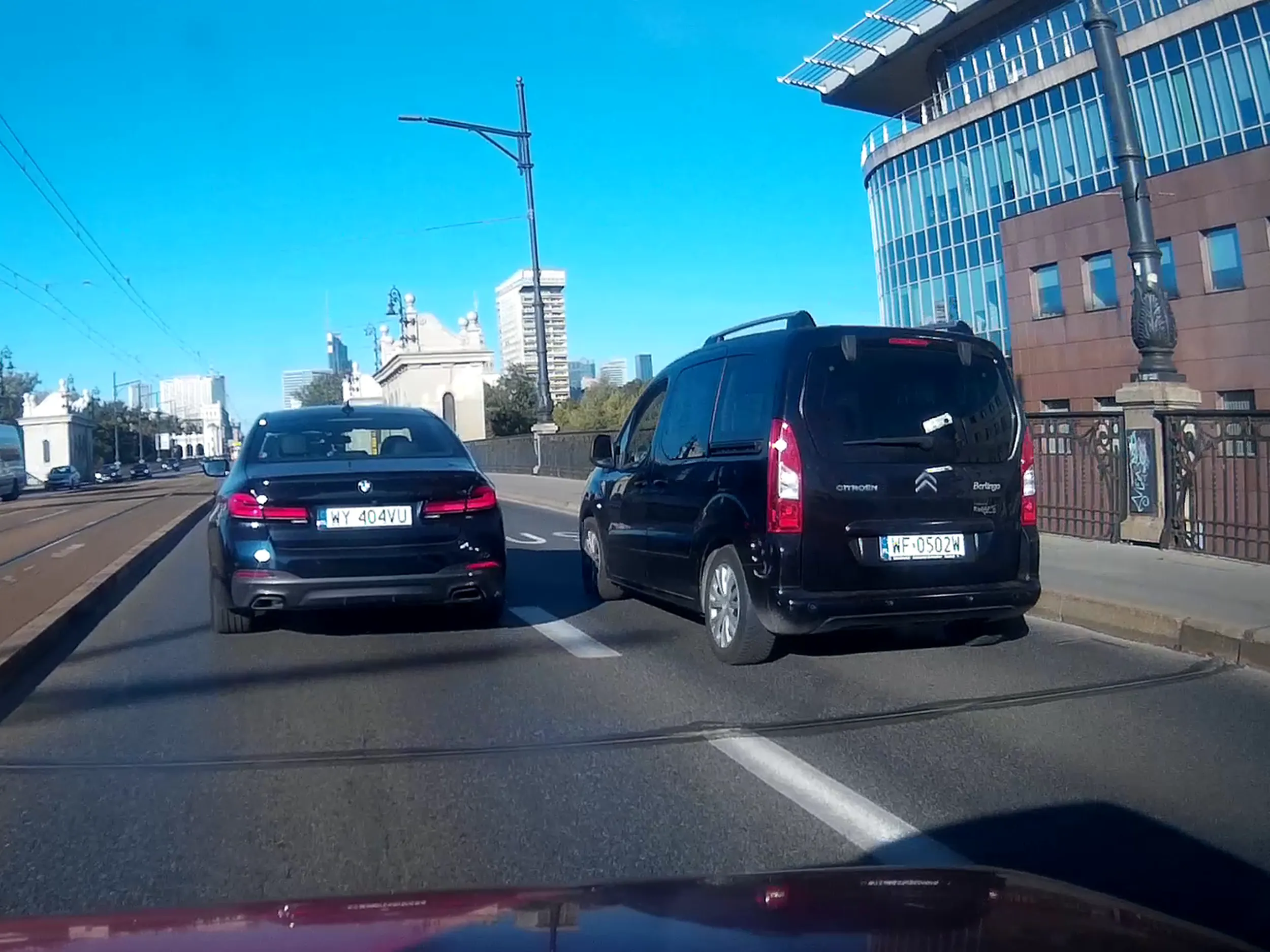 To elektryczny samochód, że jeździ sobie po buspasie omijając nim korek?