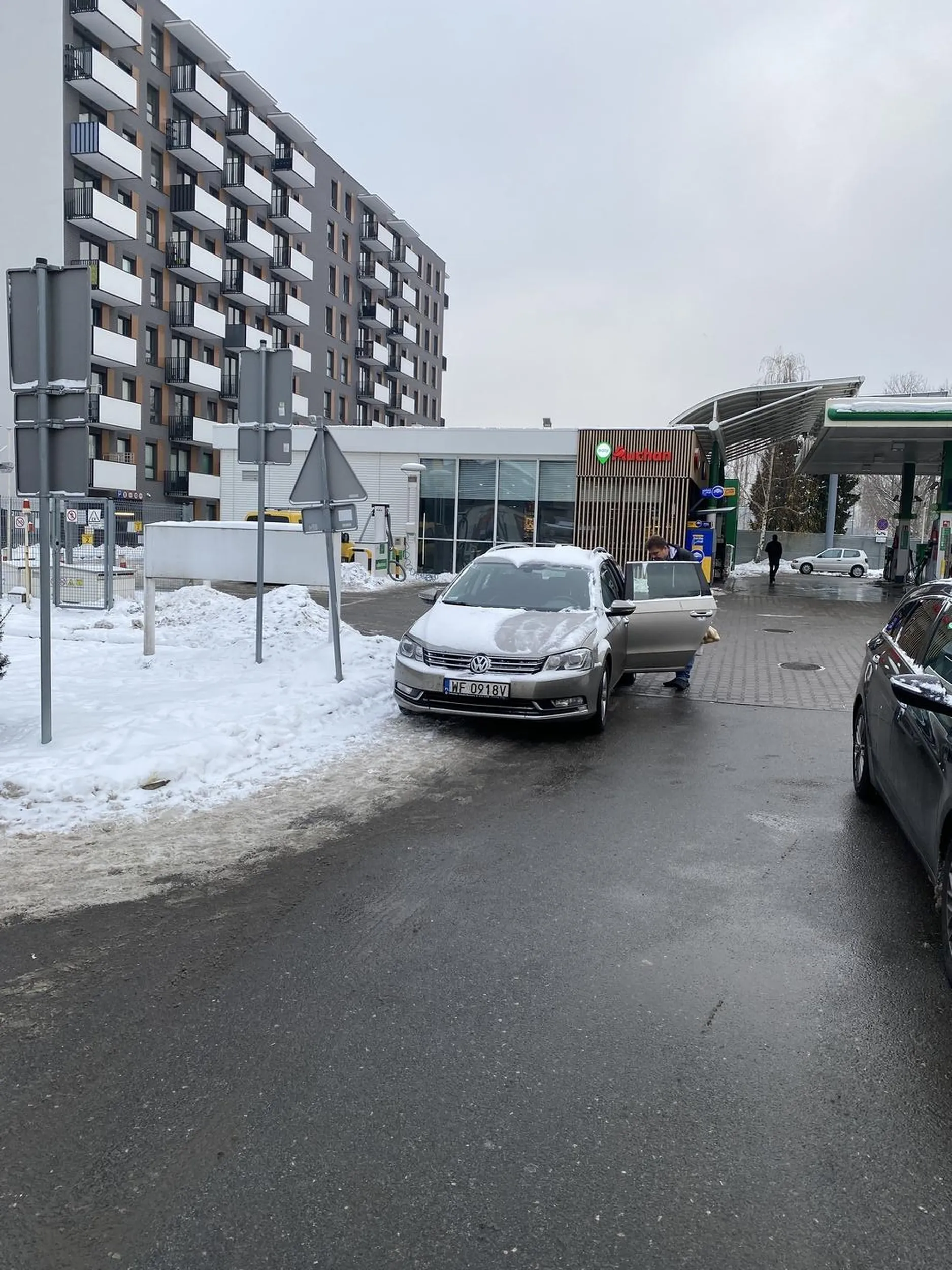 Pacan zaparkował na środku ulicy blokując przejazd mając 10 metrów dalej parking.
