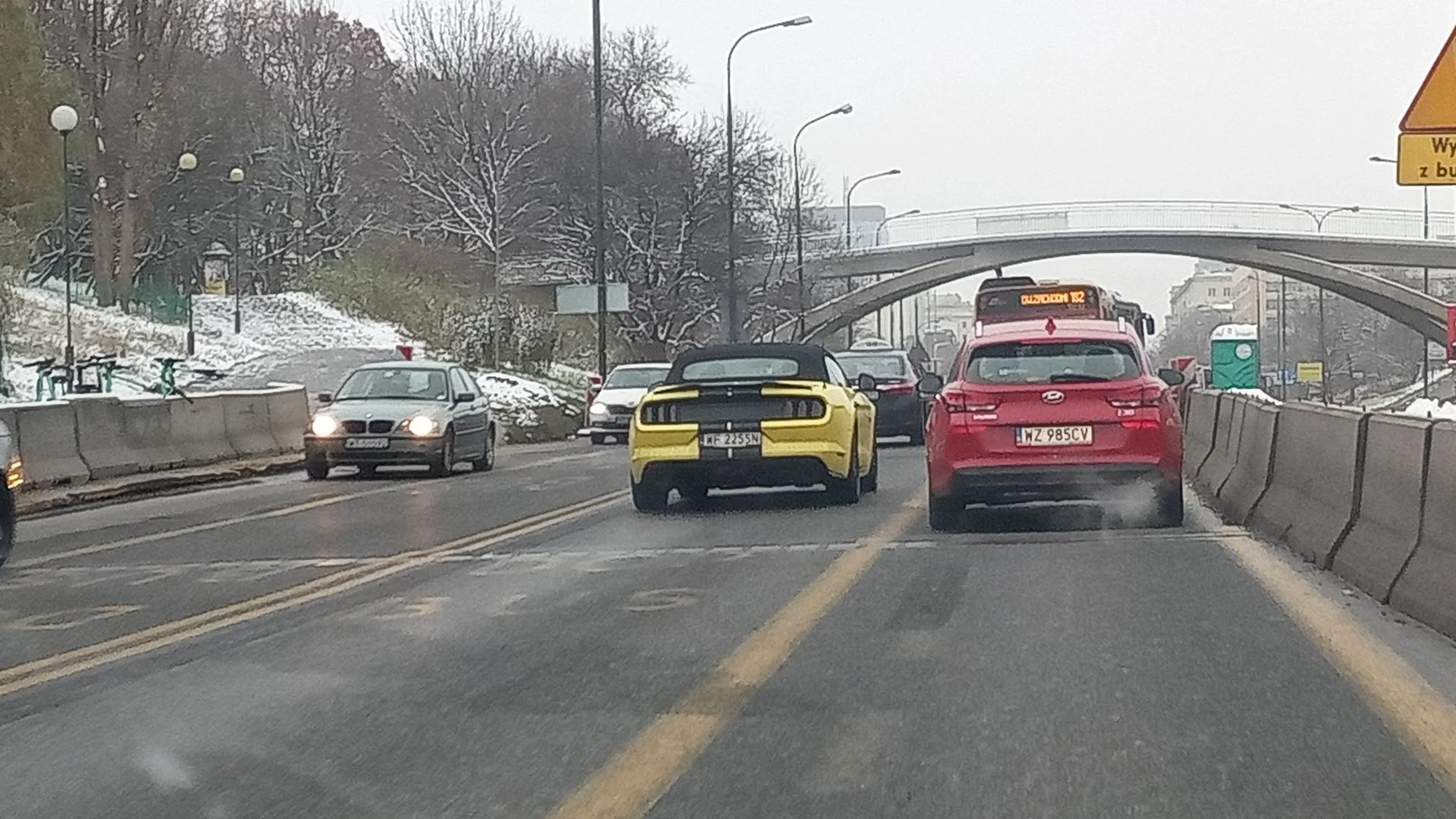 Ham i cwaniak. Jeździ bus pasem. ford mustang 5.0 duży silnik mały rozum