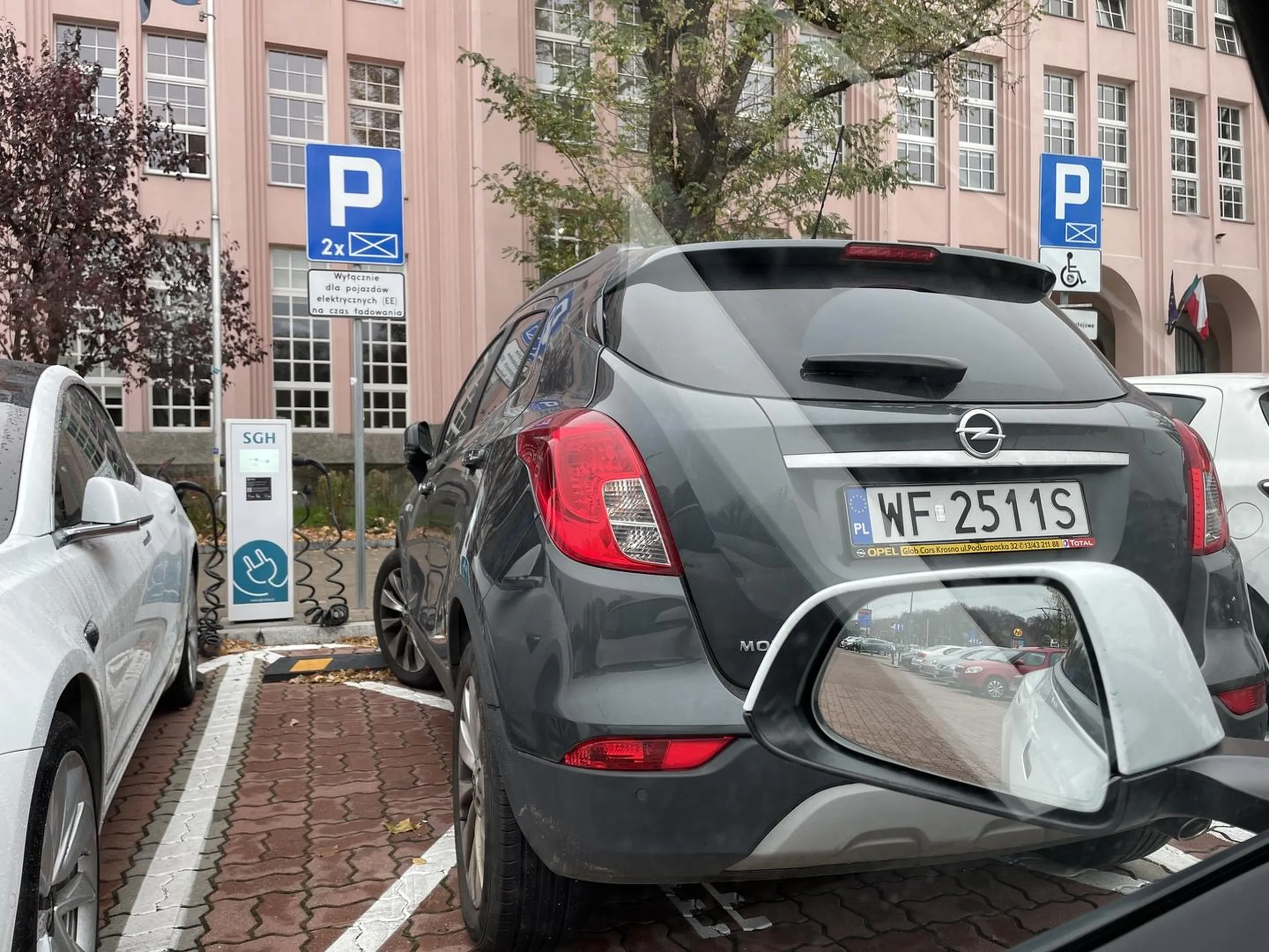 Samochód zaparkowany na miejscu do ładowania samochodów elektrycznych.
