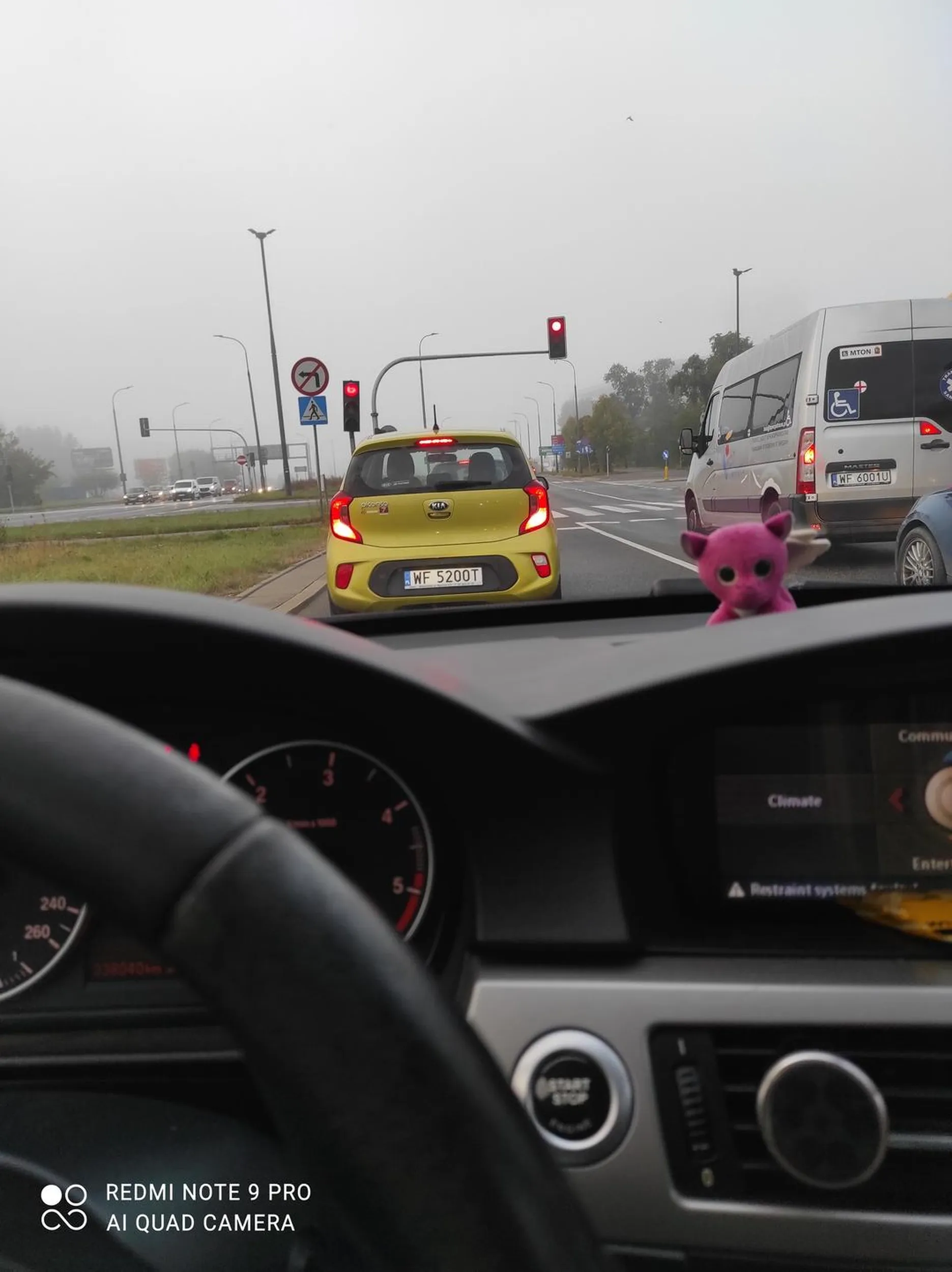 Stary dziad ciągnie się lewym pasem, mrugniesz mu długimi to robi później zdjęcia na światłach