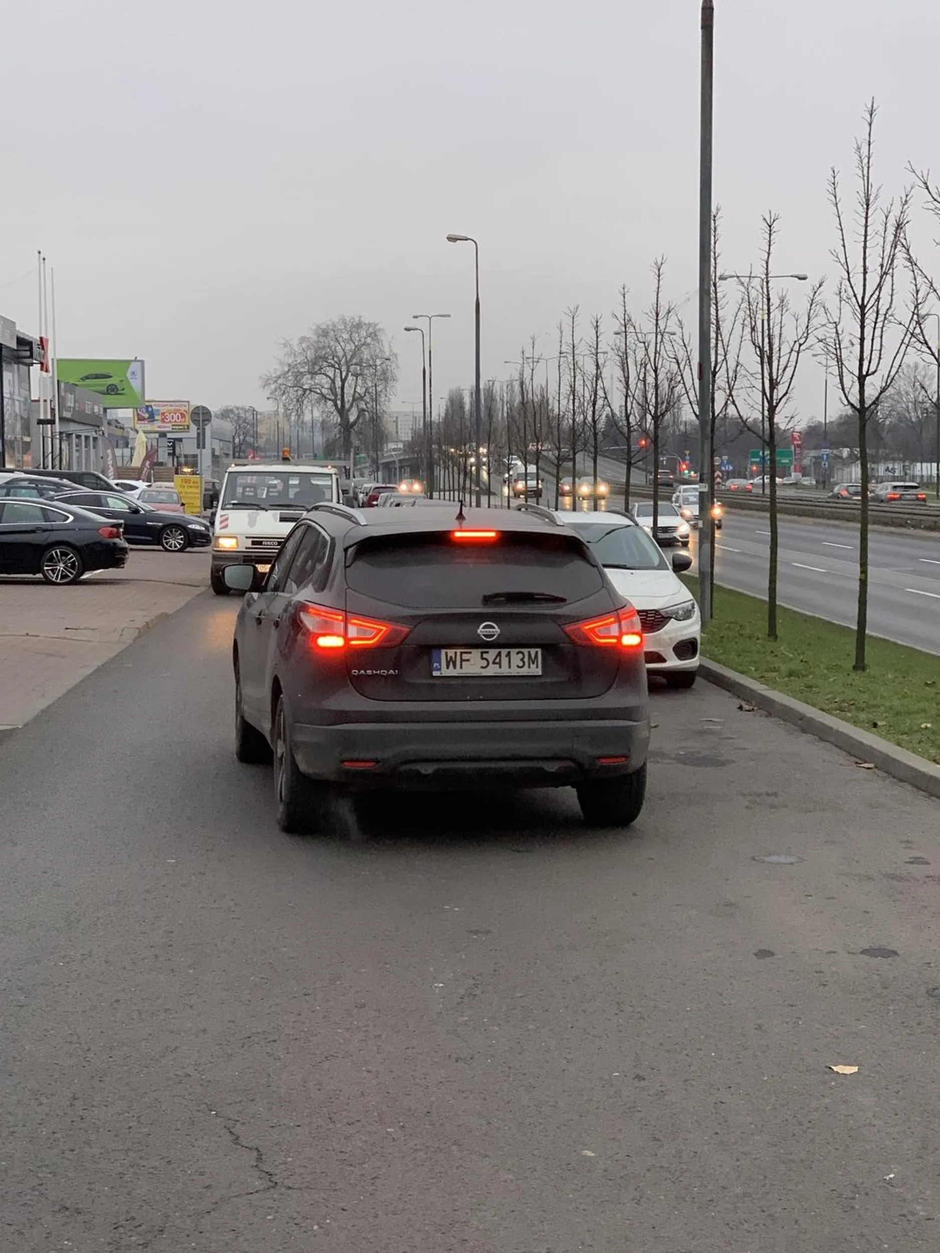 Bardzo agresywny i nerwowy kierowca, jeździ nieostrożnie i wymusza pierwszeństwo uszkadzając pojazd, wyzywa i odjeżdża. 0/10