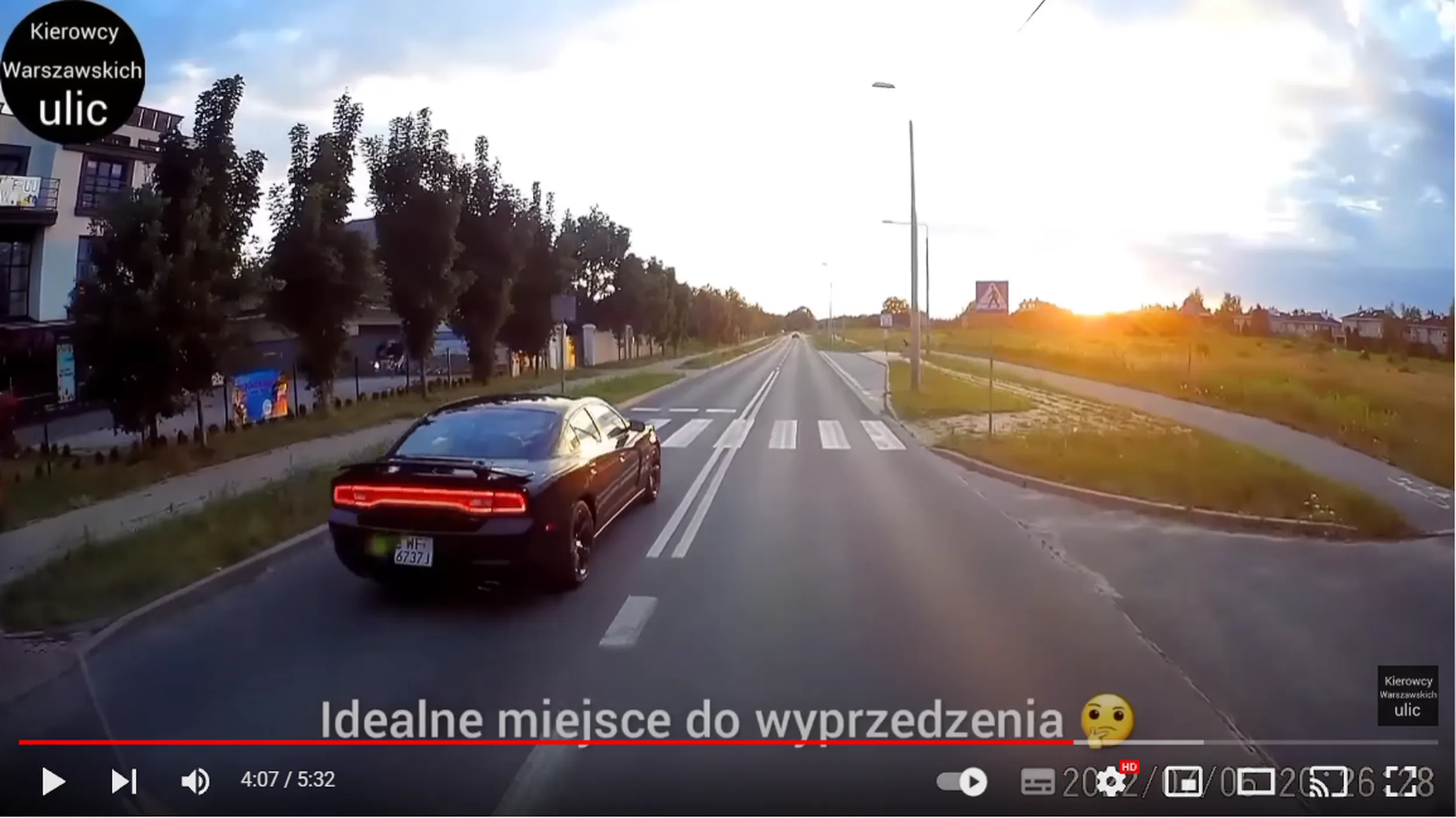 Kierowca lubi sobie powyprzedzać na pasach. Nie wiem, może amerykańskie auto daje amerykańskie myślenie, ale wątpię, by w Stanach się tak jeździło...