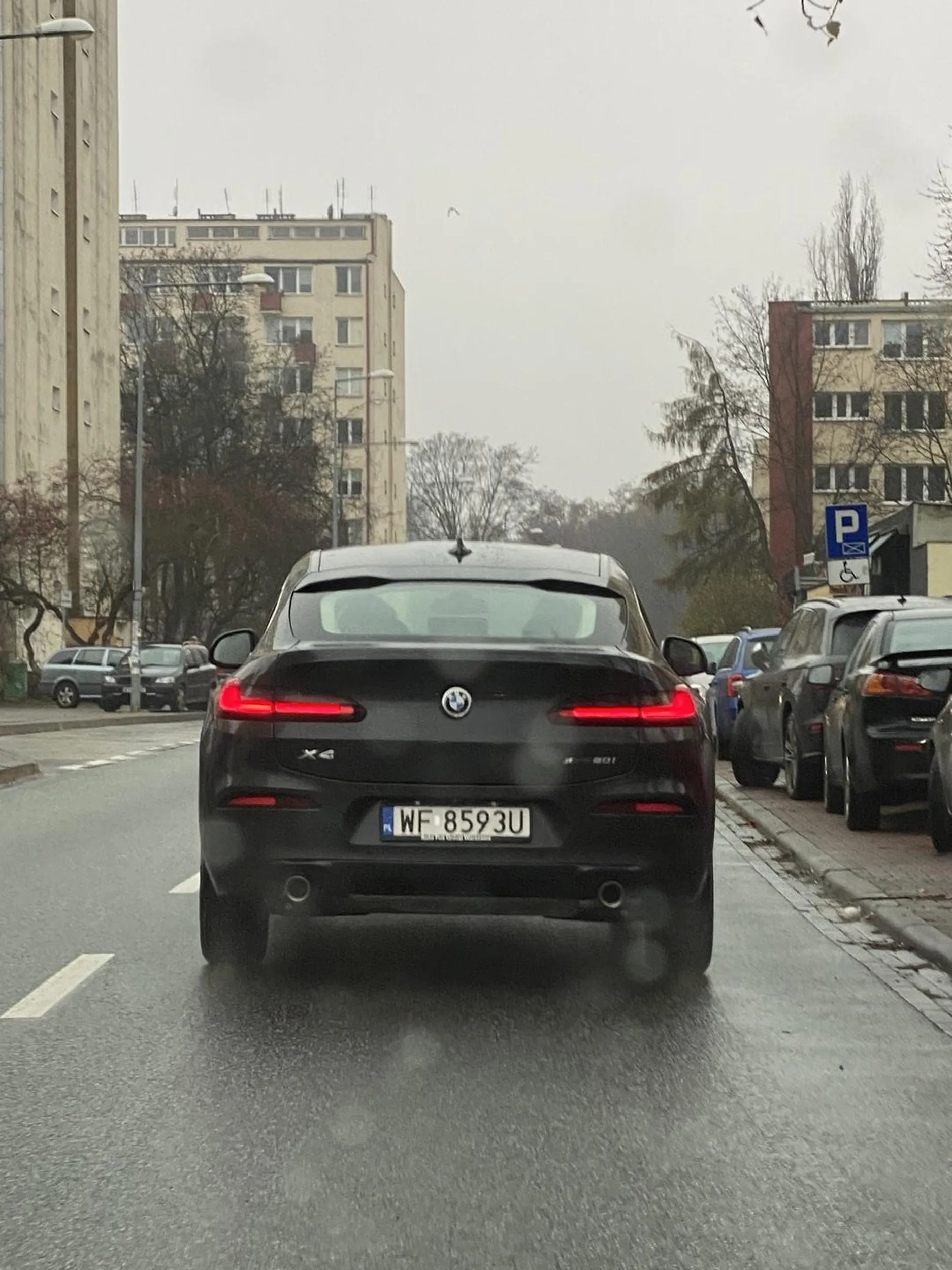 Zupełnie nie stosuje się do zasad ruchu drogowego zajeżdżając drogę i wykonując dziwne manewry zawracania w niedozwolonych miejscach