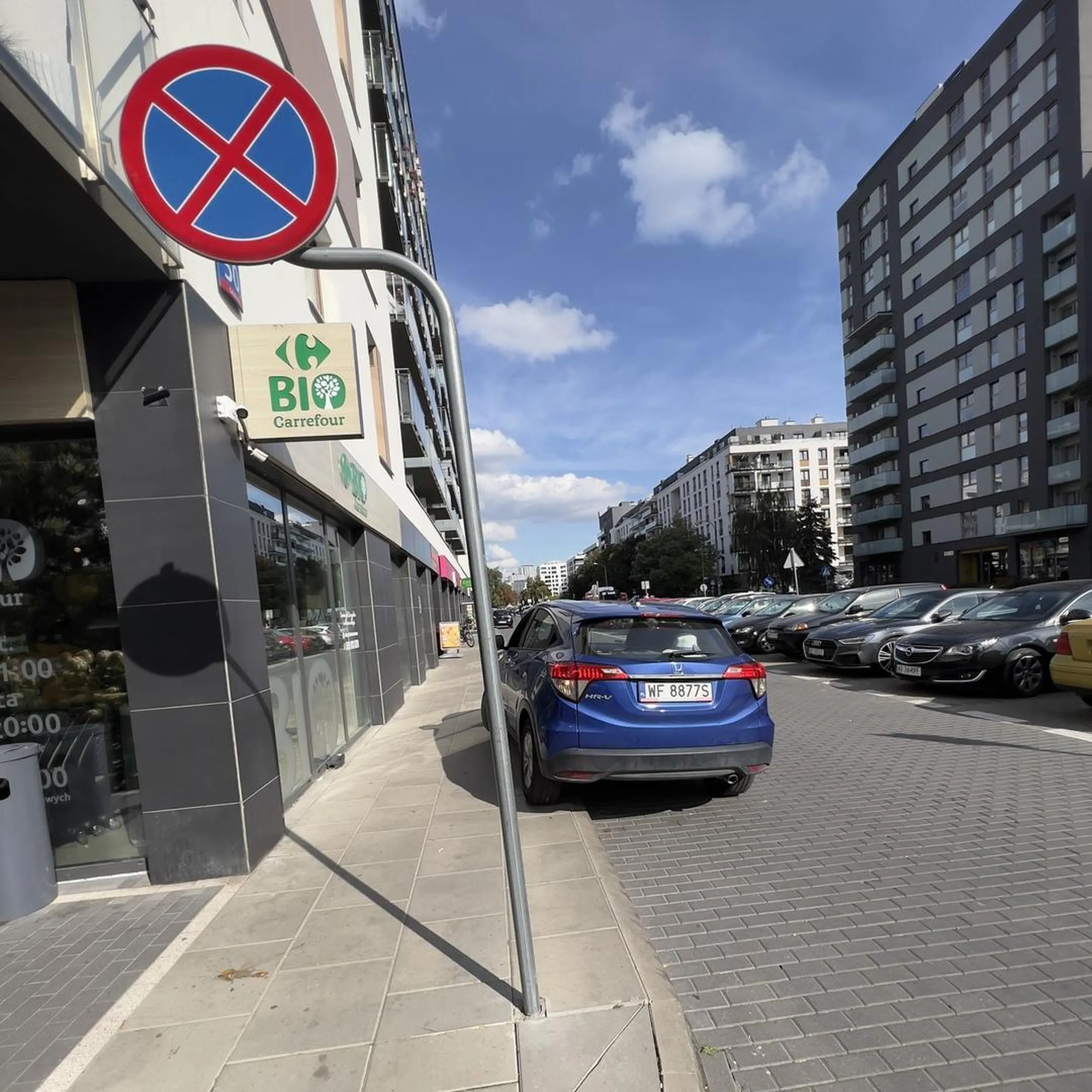 - przepraszam, dosłownie za panem jest zakaz zatrzymywania się - …. (Kiwa głowa w geście pogardy i wyższości)