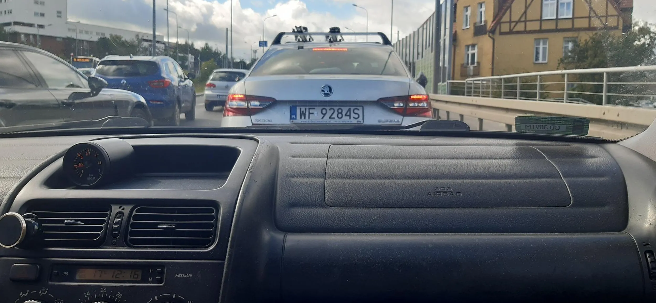 Burak. Wymusza pierwszeństwo, nie uzywa kierunków. Zachowuje się jakby był pod wpływem środków odurzających - ma problem żeby w spokoju ustać w korku do świateł. Uważajcie.