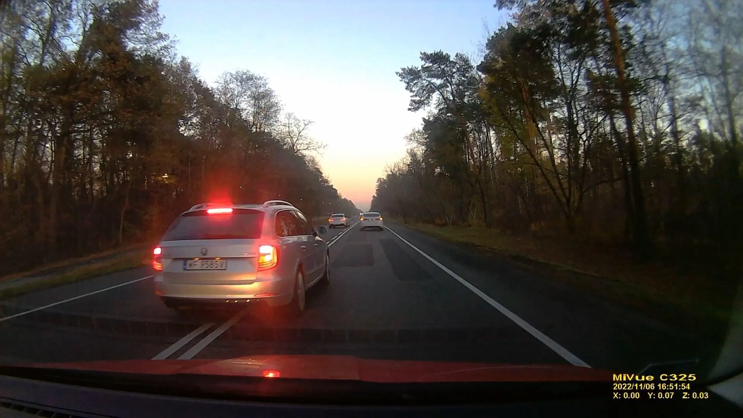 Kierowca w Skodzie ścigał się z BMW i Alfą na trasie Nowy Dwór Mazowiecki - Legionowo dnia 6.11.2022 wyprzedzając na linii ciągłej lub przed przejściem/skrzyżowaniem a także na wzniesieniu.