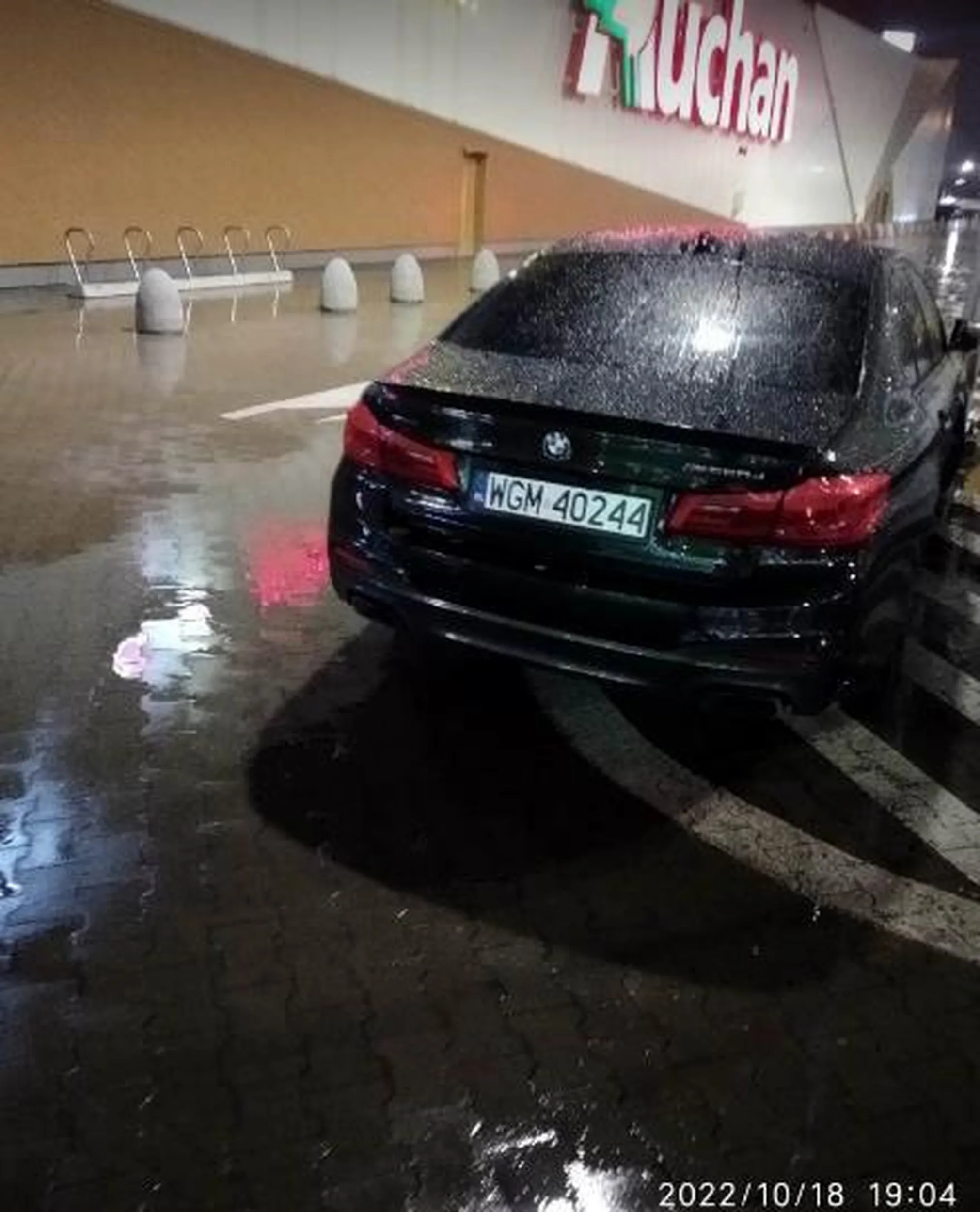 Janki Auchan i data, tylko dlaczego stawiasz na drodze gdzie jezdza auta i przez Ciebie nic nie widac i łatwo o wypadek? No i gdzie policja/ Dlaczego ochrona w Jankach Auchan nie ciśnie takich przydupasów? A moze ma byc lajcik?