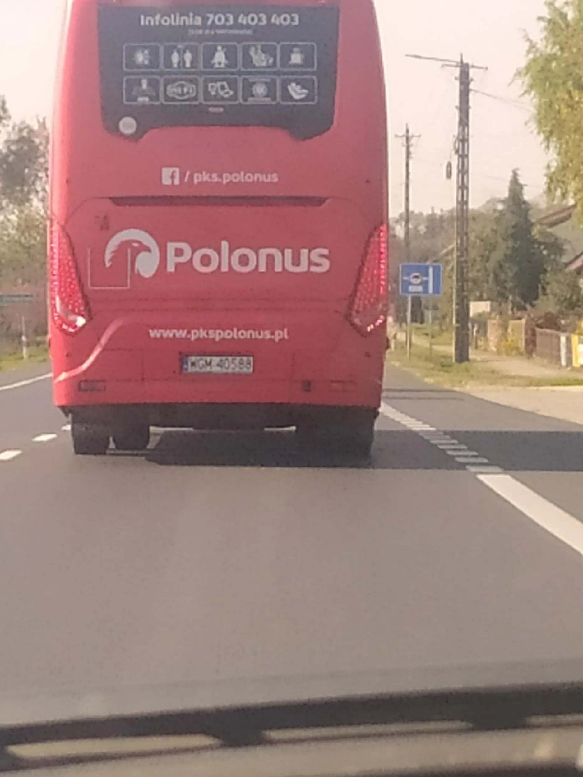 Kierowca nieodpowiedzialny,w terenie zabudowanym gdzie ograniczenie jest do 40km/h z powodu robót drogowych wyprzedza przed wysepką i ma w głębokim poważaniu ograniczenia... później znowu usłyszymy, że kolejny autobus wylądował w rowie (dodaję zdjęcie już po przejechaniu momentu ograniczenia,aby każdy wiedział w jakiej firmie owy pan pracuje)