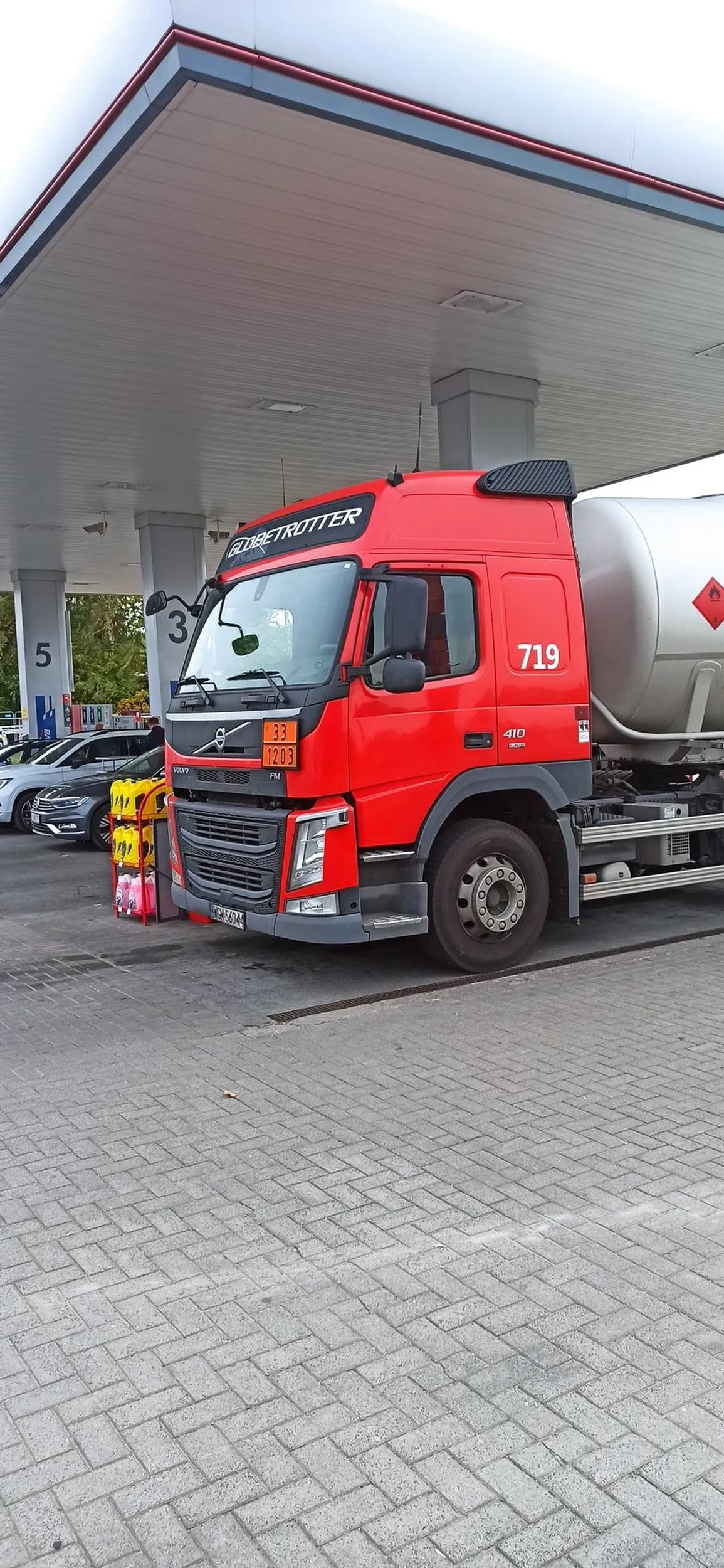 Panu przydadzą się lekcje kultury osobistej - po zachowaniu widać, że ma poważne braki. Wchodzić na stację benzynową, przeklinać i krzyczeć na klientów firmy dla której się pracuje.....