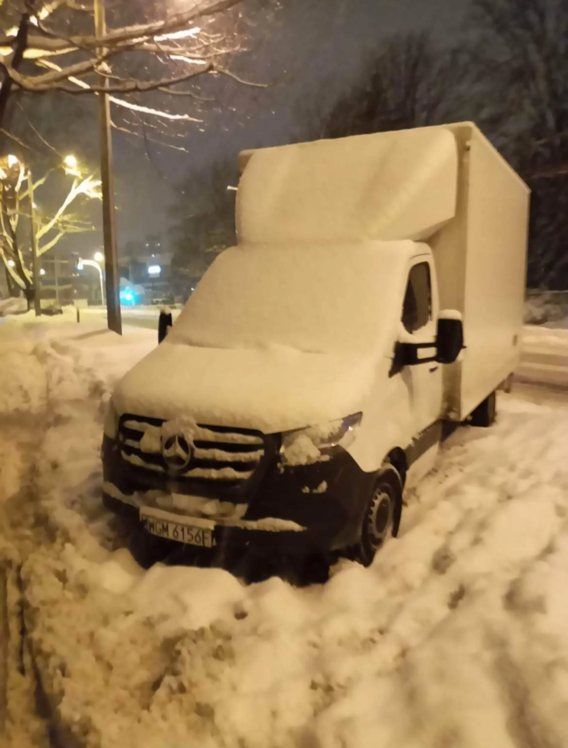 Drugą dobę cwaniaczek zostawił sobie busa we wjeździe na parking.