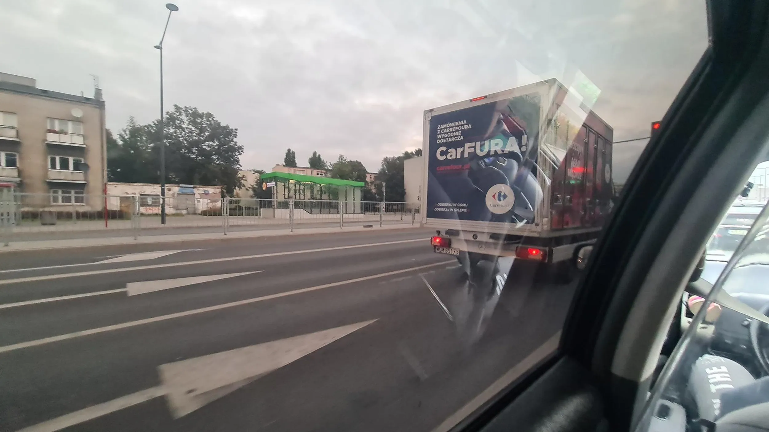 Agresywnie i niebezpiecznie jeżdżący kierowca. Bałbym się powierzyć jemu auto służbowe. Ciekawe w jakim stanie są przewożone zakupy klientów.