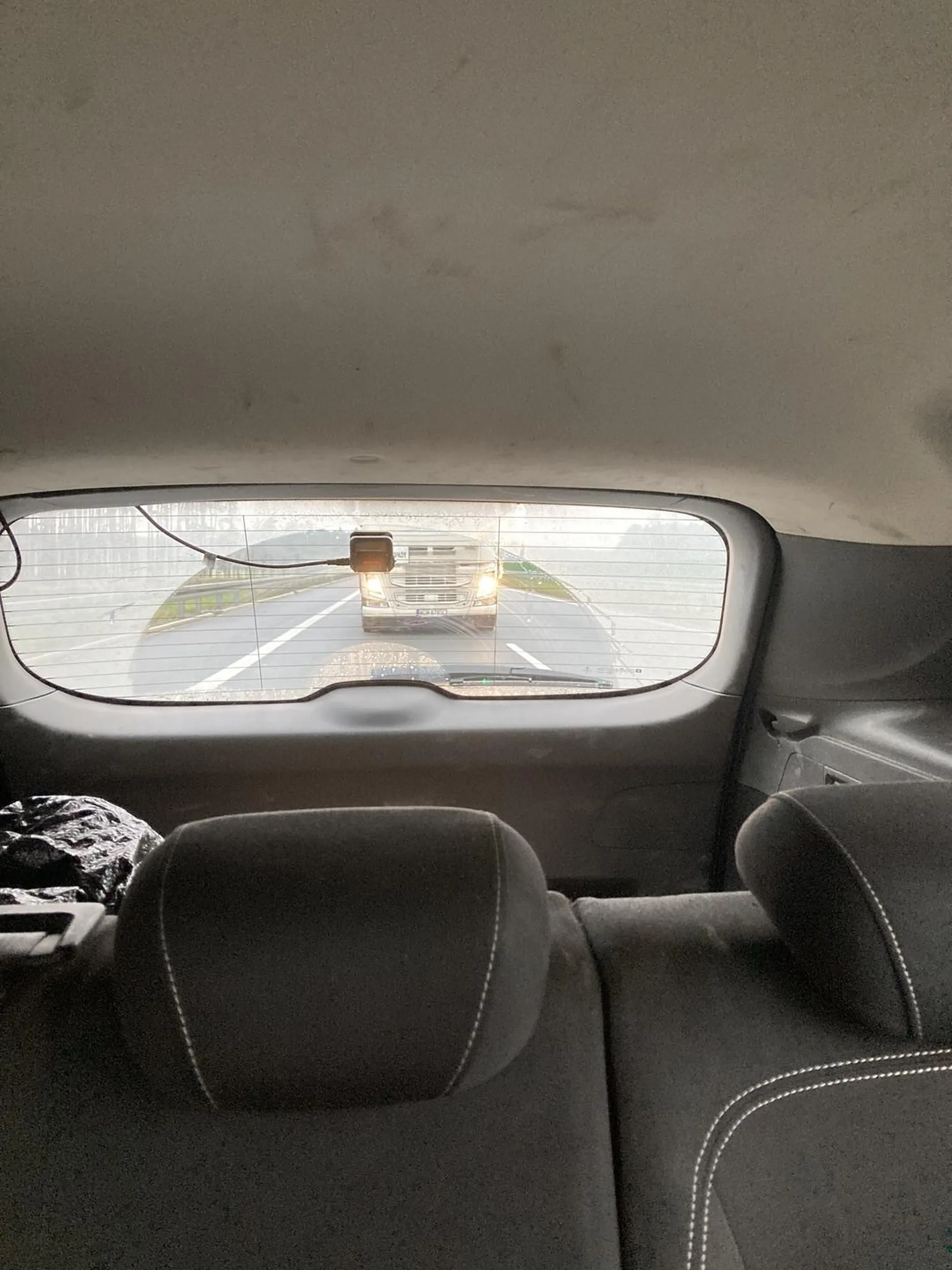 Kierujący ciężarówką o tym numerze rejestracyjnym wykonał manewr wyprzedzania jednocześnie zajeżdżając drogę pojazdowi, który jechał na lewym pasie. Musiałem hamować gwałtownie, wpadłem w poślizg i na szczęście udało mi się wyciągnąć auto z poślizgu. W innym przypadku facet mógł mnie zabić.