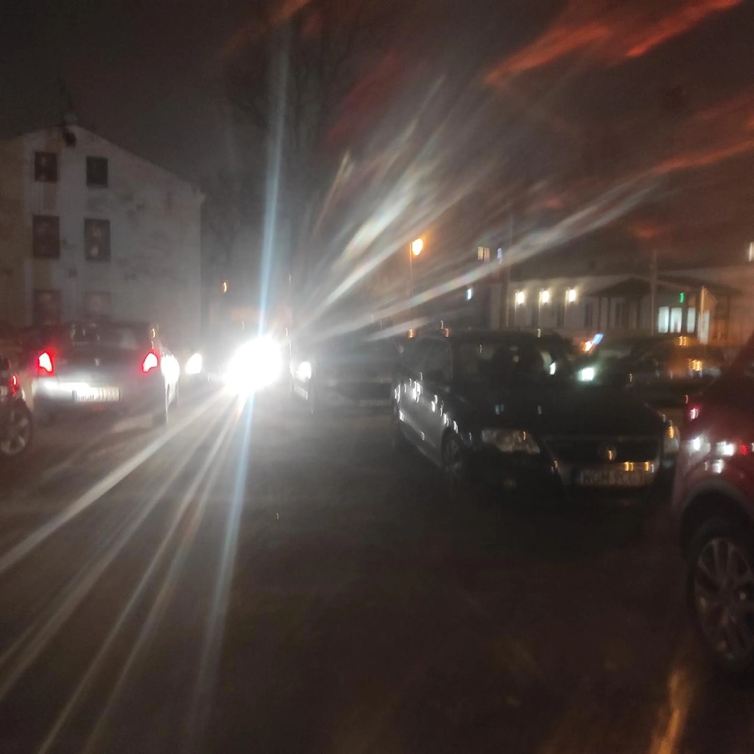 Księżna stanęła na środku blokuje wyjazd z parkingu  Wgm9cg3