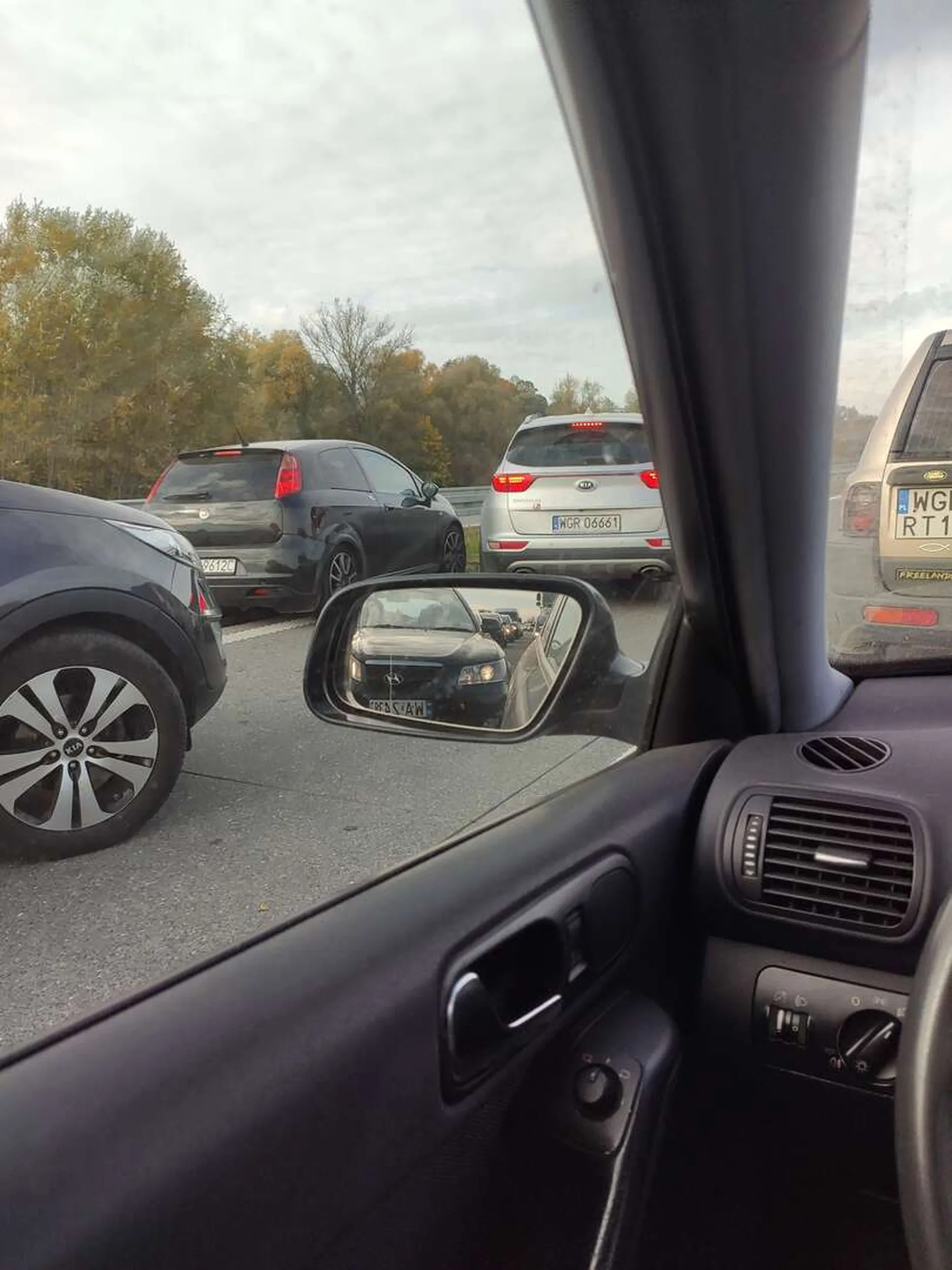 Kierowca chyba ma jakieś problemy z głową. Bawi się w szeryfa.