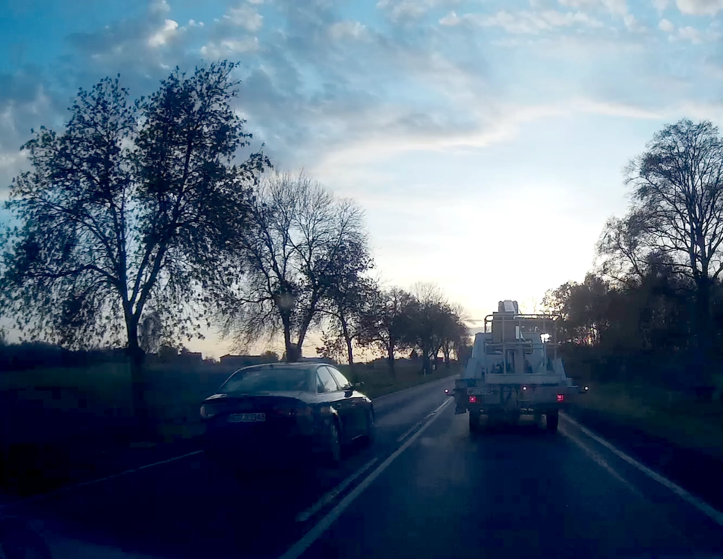 Wyprzedza dwa pojazdy na ciągłej...