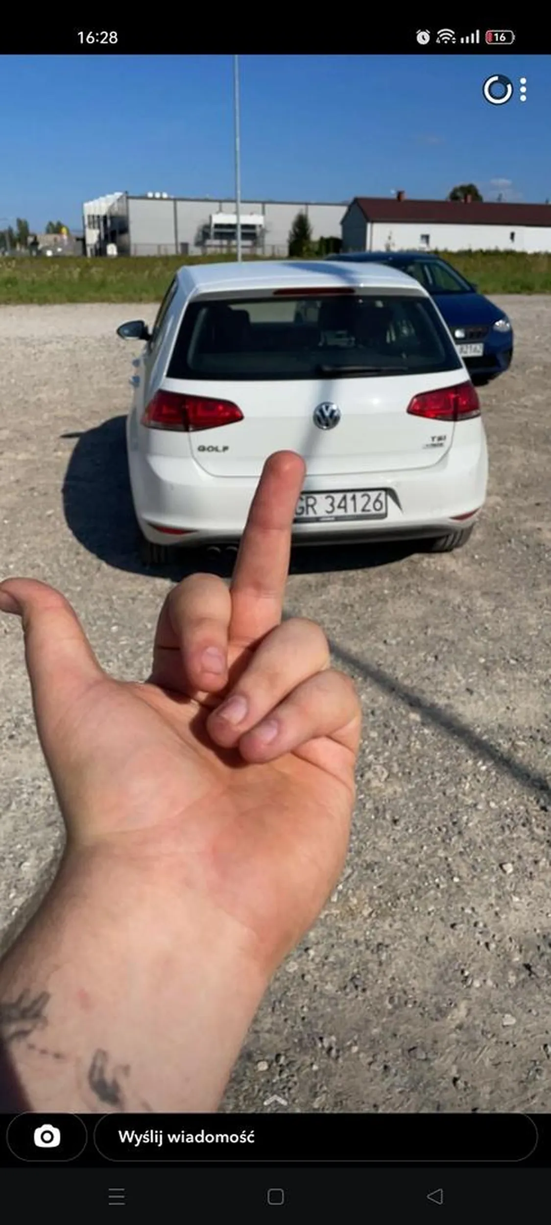 Kierowca wymusza pierwszeństwo ciężarówce, za którą ma pustą drogę. Naraża na niebezpieczeństwo siebie i innych. Spowalnia ruch na drodze bez przyczyny.