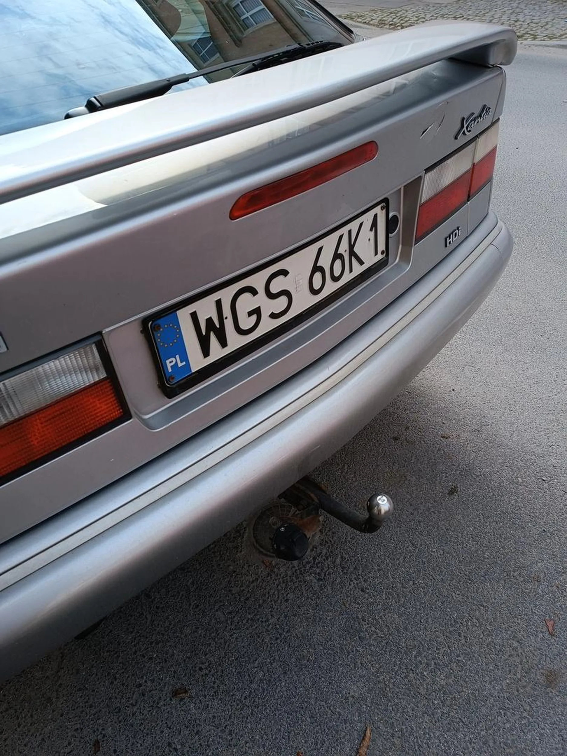 Parkuje jak baran nie patrząc w lusterka :) Rozwalił mi tablicę rejestracyjną, zderzak i nie chciał nawet przeprosić. Polecam reedukację. Kłóciłbym się, gdybym nie spieszył się z wyjazdem.