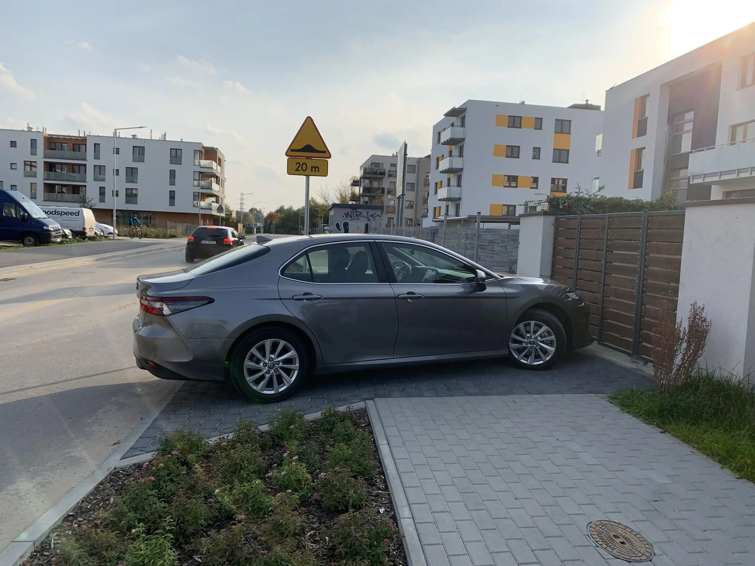 Parkuje na cały chodnik