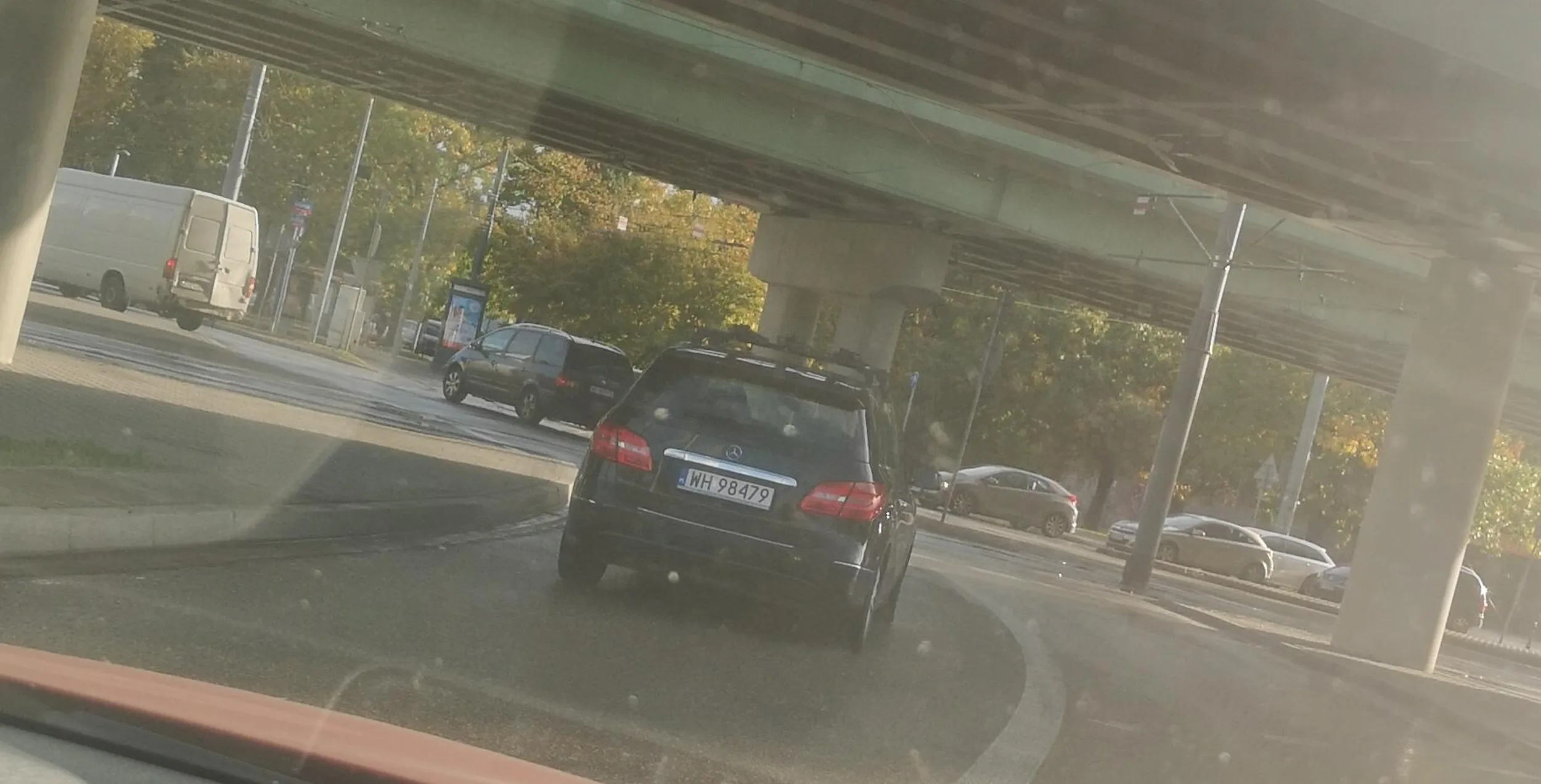 Pajac wbija na rondo mając w nosie przepisy, wymusza, nie reaguje na klakson, uważać na pajaca