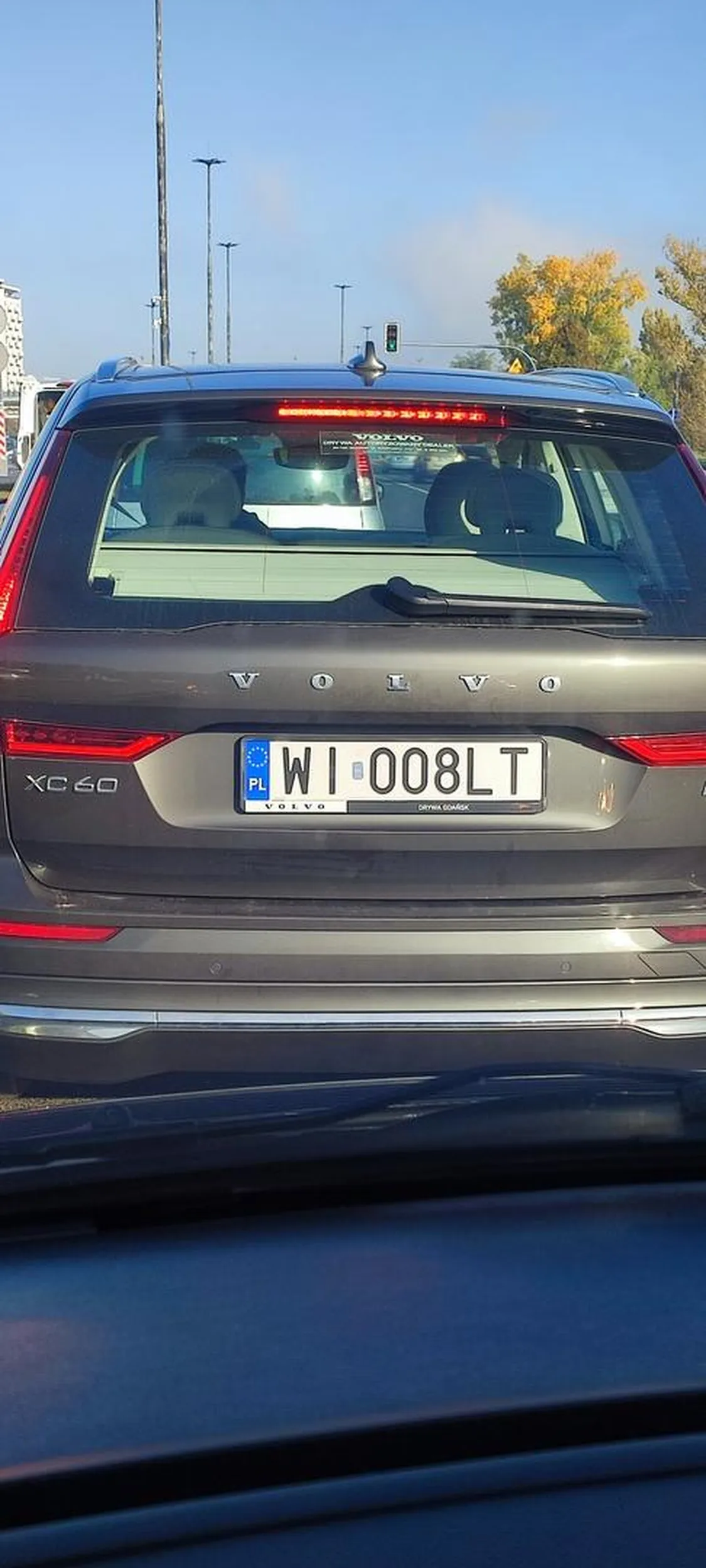 Młody chyba wziął samochód od tatusia.. bo jeszcze pryszcze na twarzy..jeździsz jak Cipa.. i stwarzasz duże zagrożenie na drodze