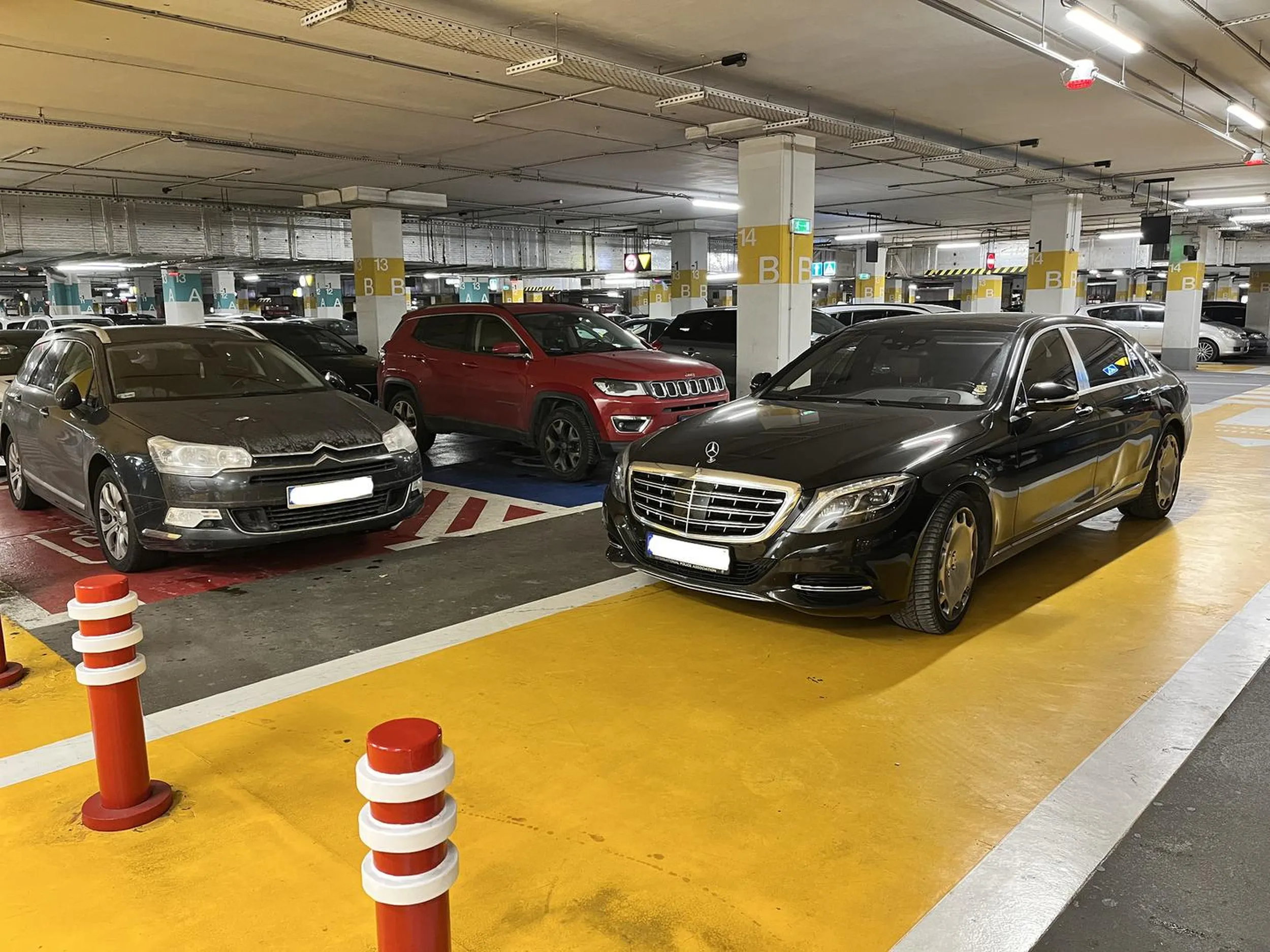 Galeria Arkadia, 19/11/2022 14:27. Blokowanie wyjazdu osobom niepełnosprawnym.