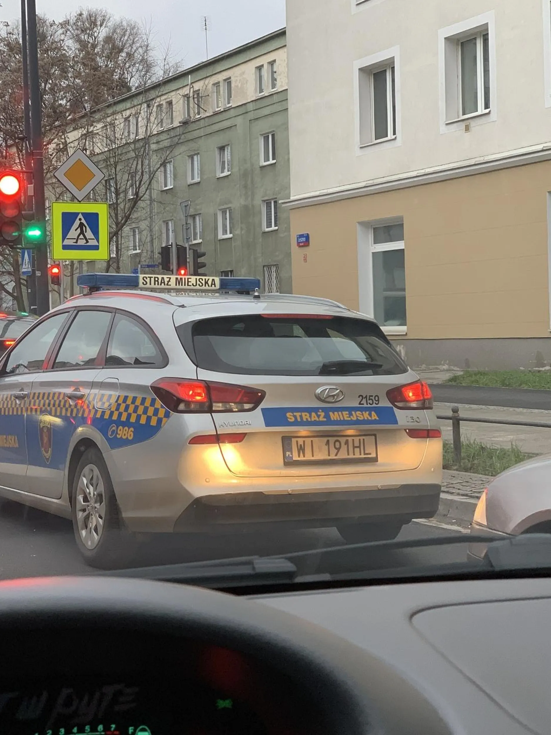 Brak żarówki pozycji z tyłu, pewnie zbyt dobre żarcie było, z tego co widziałem donuty