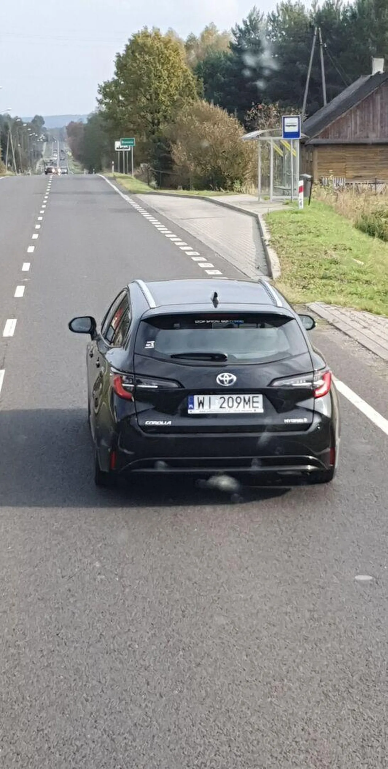 Kierowca który kompletnie nie patrzy na znaki , w zabudowanym 30 km/h a tam gdzie można jechać 90 km/h to jedzie 50 . Typowy złośliwiec