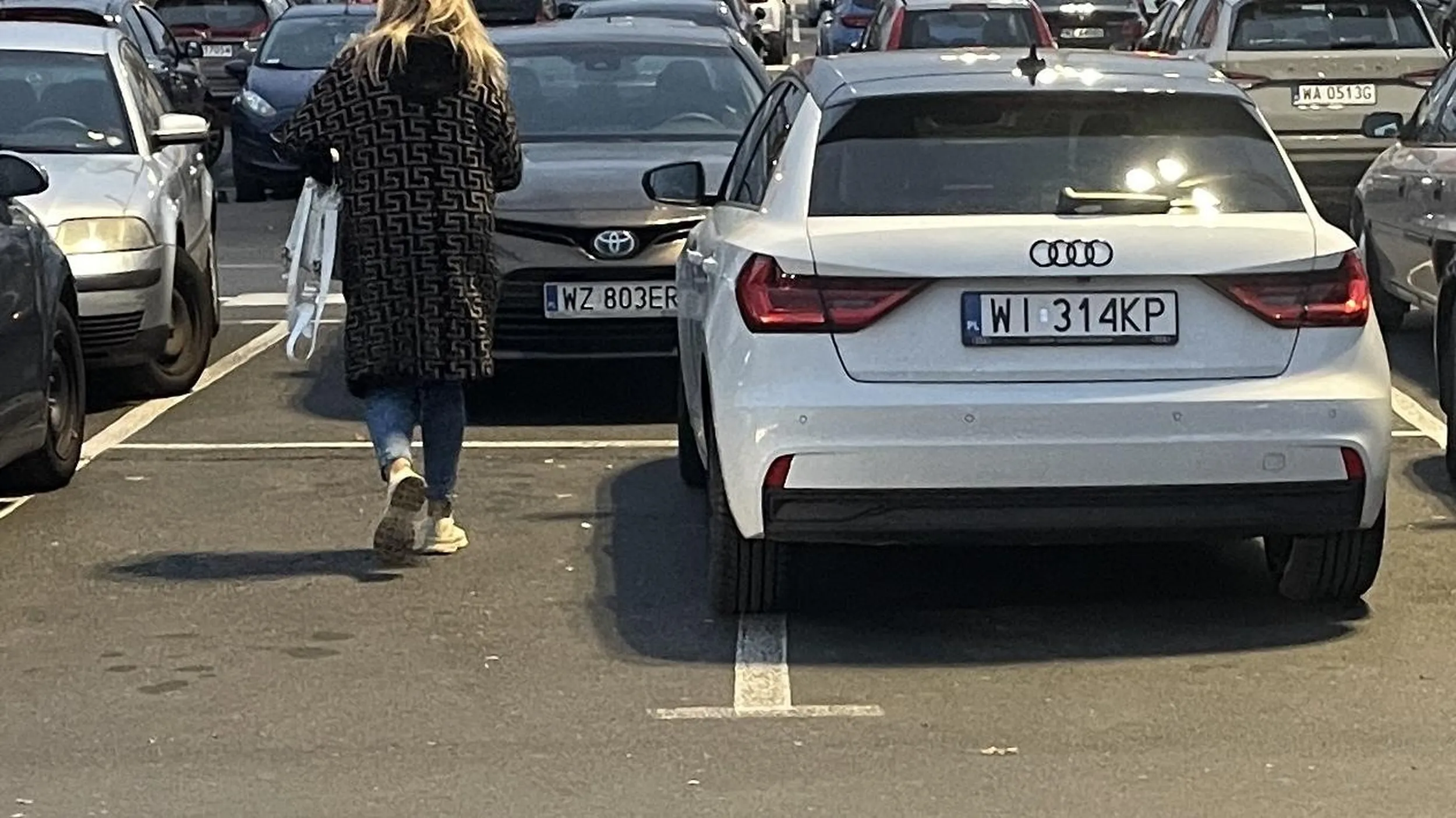 Delikwent nie ogarnia parkowania małego auta ?